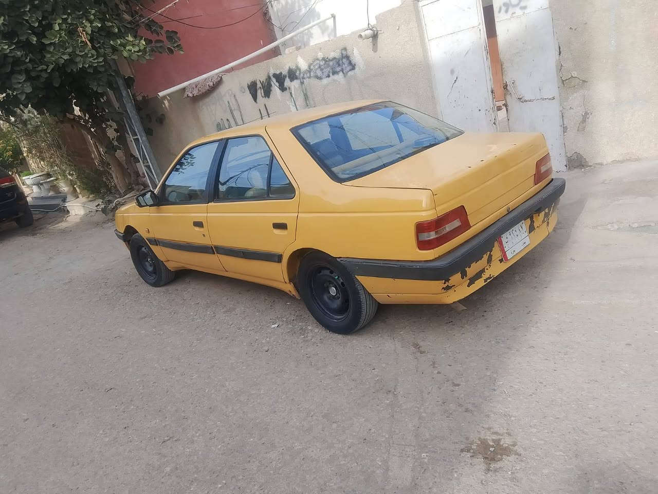 السلام عليكم للبيع بيجو مديل 2013 رقم بغداد السيارة جاهزه كير مكينه بجيس حداديه  جديده تخم تاير جديد دوشمه جديده السياره راعيه ماندله اكفله سرقه وعشائر السعر 22وبيه مجال ***********
