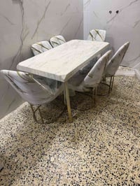 ميز طعام • نضيف جدا