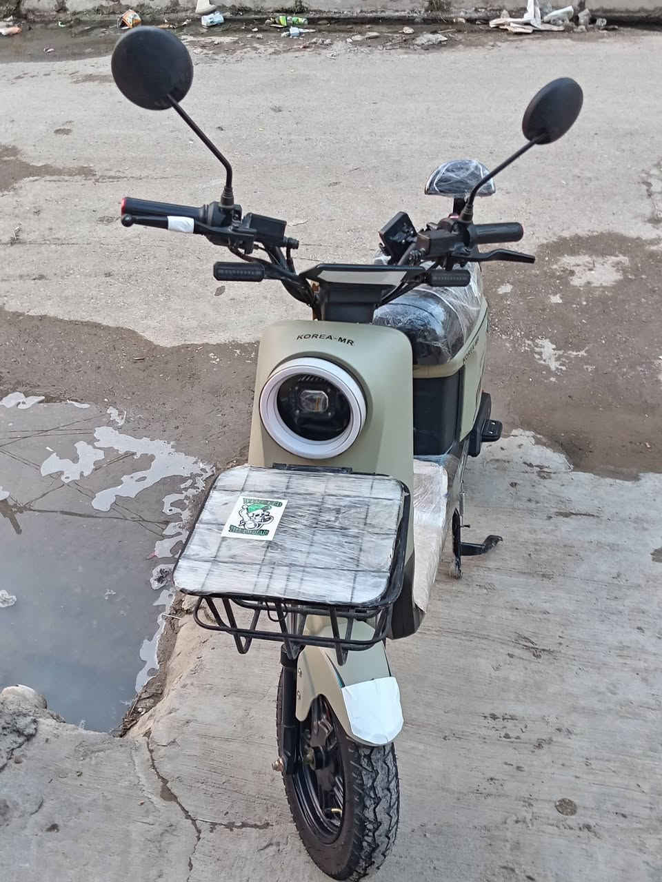 السلام عليكم دراجه شحن R9 دراجه نضيفه بصمه وكارت سويجين 5 بطاريات فول مواصفات المكان ديالى بعقوبه المفرق الرقم ***********
