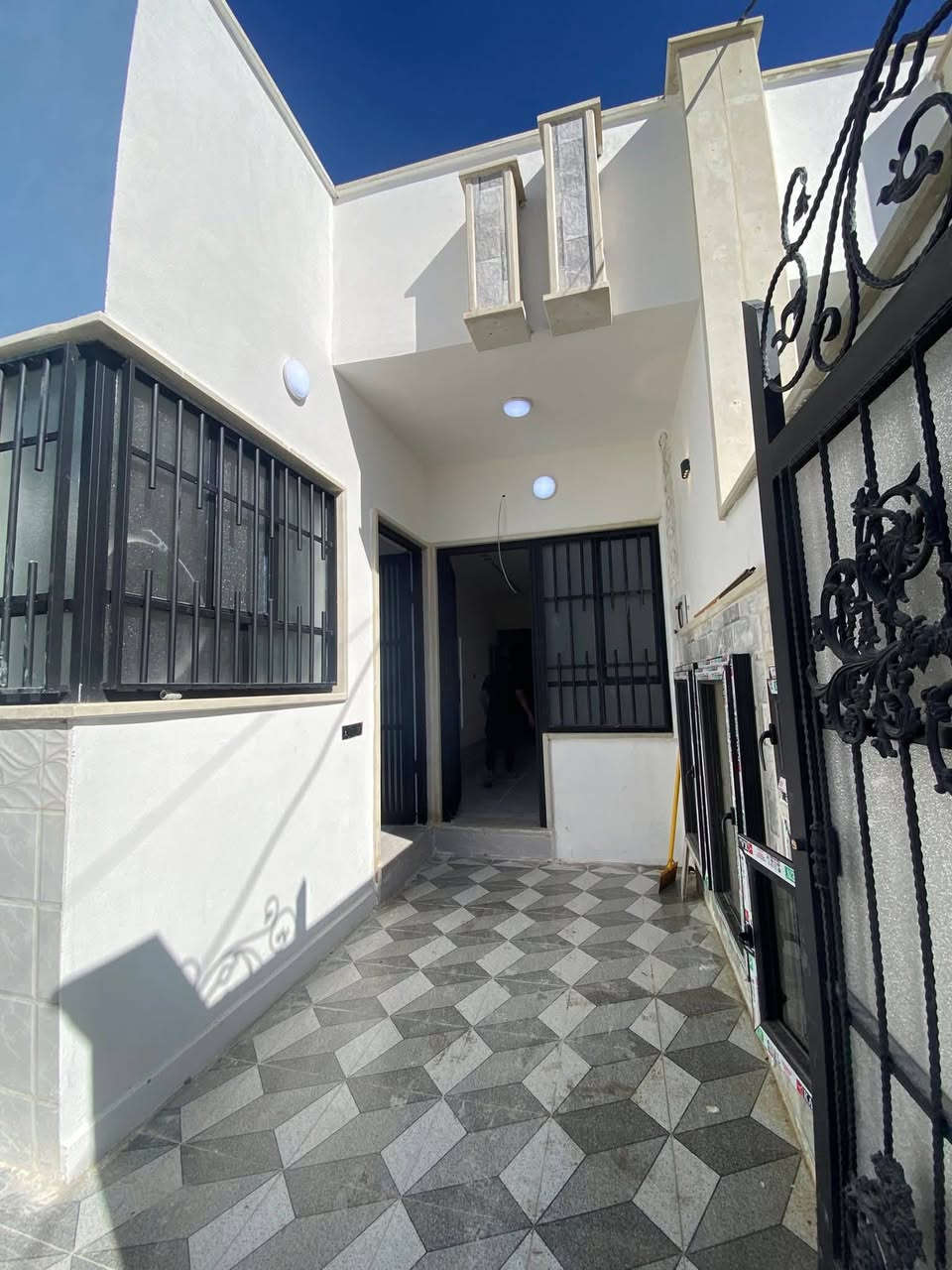 #مكتب_مملكة_السعادة_للعقار 
للبيع للبيع للبيع
دار سكني سند طابو ملك صرف مكاتبه مع الشرعي 
 في حي السماح الثانيه قبل شارع 30
تقطيع الجديد موقع مميز
  المساحة ١٠٠م بناء حديث تسليم مفتاح
ط١ غرفة نوم وهول واستقبال ومطبخ وصحيات وكراج
للإستفسار ع السعر الإتصال
***********
***********
مراجعة مكتب مملكة السعاده للعقار قرب بانزيخنة المشاعل سايدين الاركان
