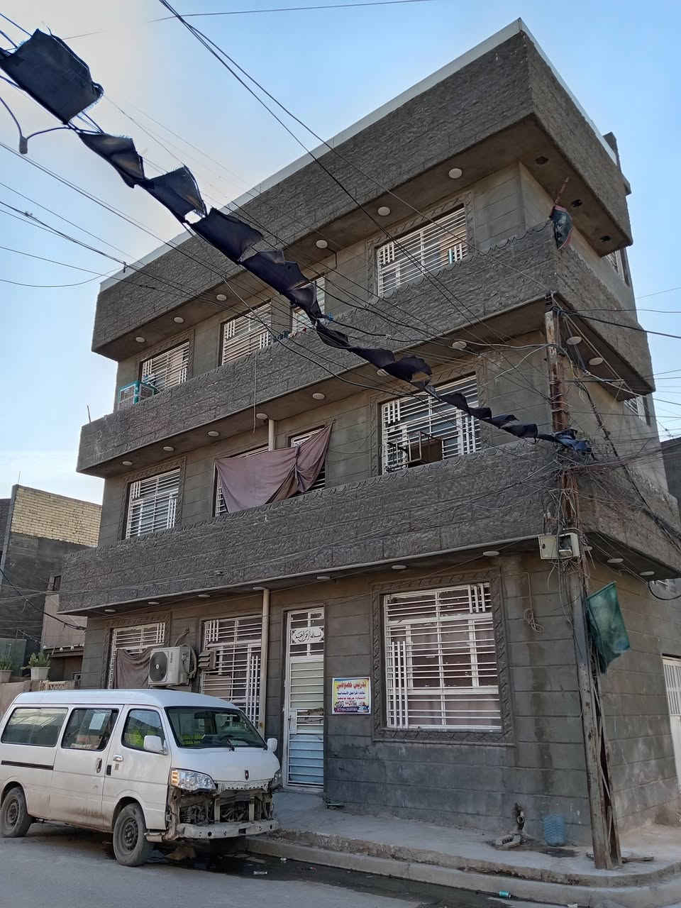 السلام عليكم بناية للبيع ثلاث طوابق 3 شقق كل شقة تحتوي على غرفتين وصاله ومطبخ وحمام مشترك مثل ماواضح بالفيديو والصور بناء 2025 البلديات خلف الصحفيين الضباط الثانيه شارع المركز ***********
