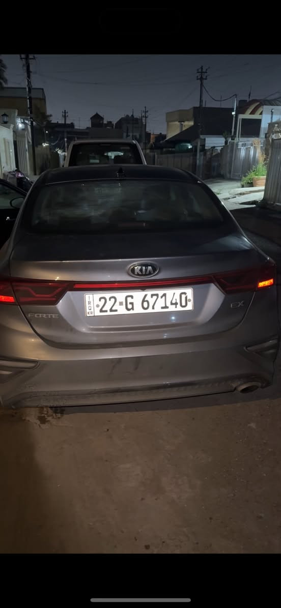 سلام عليكم 
كيا فورتي 19 كندي 
حادث بس جاملغ امامي
فول عده البصمه 
السياره نضيفه 
مكان بغداد (سعر 130 )

للاستفسار :***********
