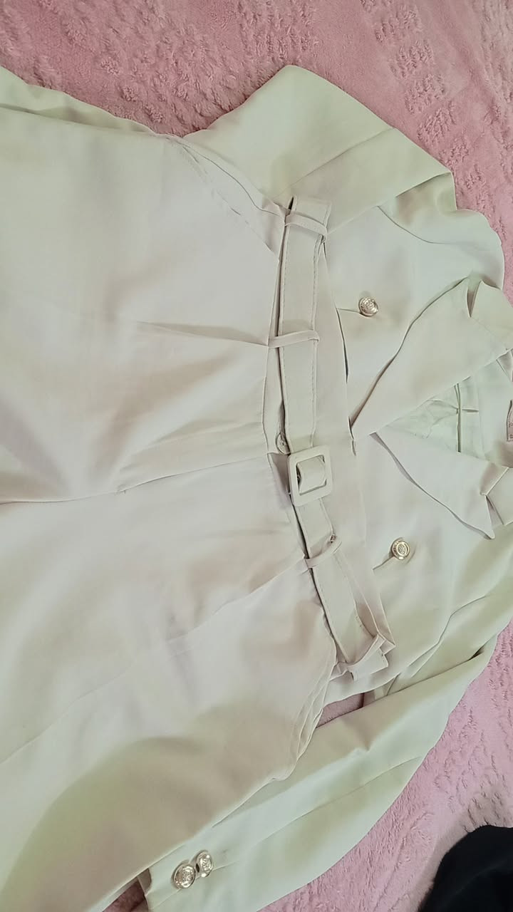 السلام عليكم بنات قاط رسمي للبيع داخل بسمايه لونه اوف وايت يجنن امانه الله ورسوله نظيف وخامه حلوه ملبوس مرتين والله قياس 48 ويلبس قياس 46 هم السعر 25 الي يحب يشتري يدخل على الخاص


**إذا كنت صاحب هذا الإعلان وتريد حذفه لأي سبب، رجاءا أرسل رسالة إلى الدعم الفني**