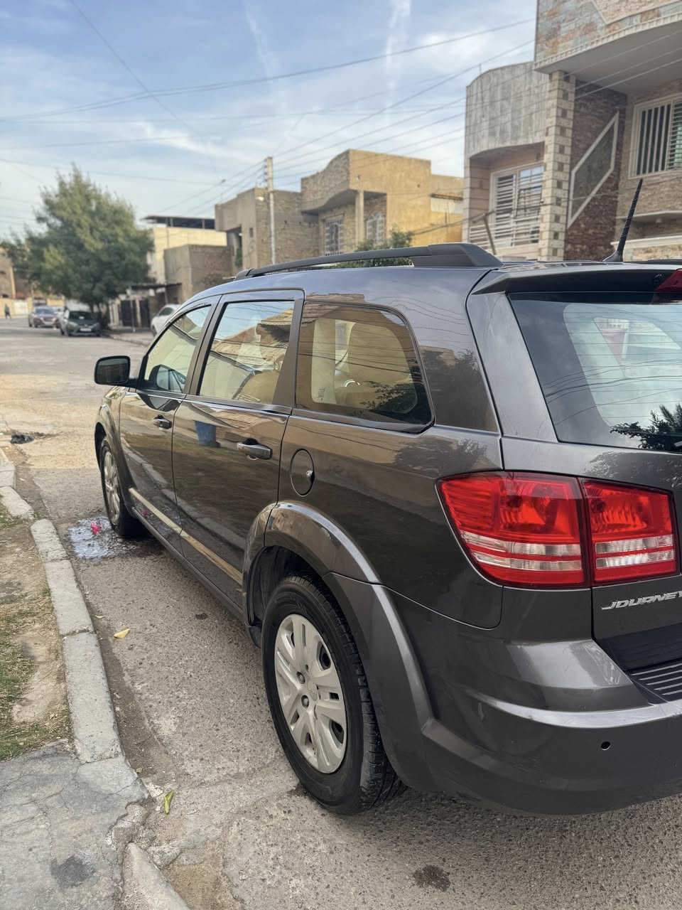 للبيع دوج جورني موديل 2020 🚗
لون رصاصي – استيراد أمريكي – استخدام نظيف وجاهزة للاستعمال.  
سيارة عائلية عملية ومريحة بالطريق والسفر.  

المواصفات:  
- ناقل حركة أوتوماتيك  
- دفع أمامي  
- 7 مقاعد مريحة  
- تكييف أمامي وخلفي  
- سنسرات  
- داخلية مرتبة ومساحة واسعة  

ملاحظة:موجوده صور حادث ومعدله وجاهزه .  

السعر: 167 بيه مجال بسيط للجادين فقط.  

للتواصل مراسلة خاص أو اتصال ***********
