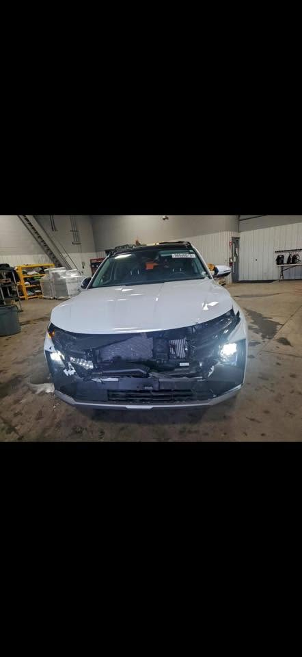 إسلام عليكم 	Hyundai Tucson Hybrid 2025•	محرك 1.6 تيربو هايبرد بقوة 231 حصان.
• دفع رباعي (دبل) HTRAC.
 • سقف بانوراما.
 • شاشات رقمية حديثة للعدادات والنظام الترفيهي.
 • تشغيل بصمة وفتح ذكي.
 • باب خلفي كهربائي.
 • مثبت سرعة ذكي.
 • نظام المحافظة على المسار.
 • مراقبة النقطة العمياء.
 • كاميرا خلفية وحساسات.
 • شفتات تبديل سرعات خلف المقود (دبترونك).
 • صرفية وقود ممتازة
     • بعد بيهه هواي مواصفات 
      • حادث فقط بارد مبدل دعاميه بدون قطره صبغ
            • صور الحادث مرفقه بل منشور 
•السعر ع الخاص 
***********
