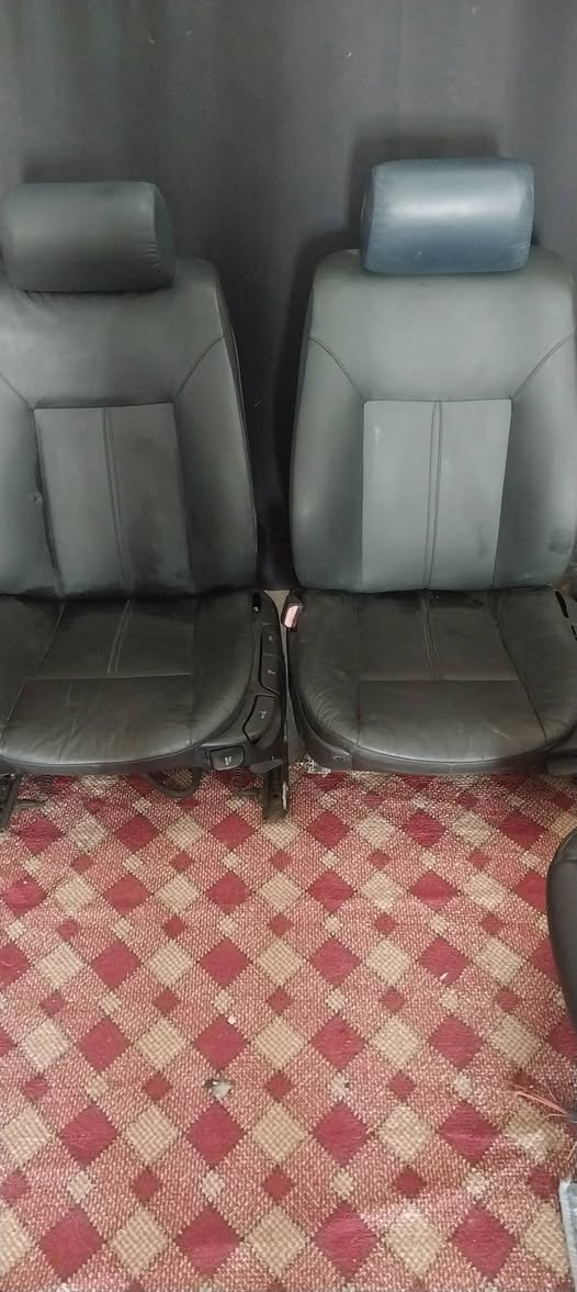 سلام عليكم من رخصة الأدمن المحترم تخم كشنات مخمل اسود ميكانيكي 
كشنات اسود جلد ميكانيكي 
سايق وصدر فقط  تخمين
***********
