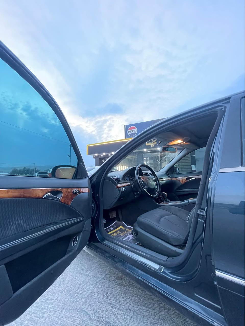 E class2004 (320)
مارسيدس بينز 
مؤديل2004 
حجمى مه كينه (320)
سياره ئه و روپيه 
نمونه له جوانى بي ده حمو ليدران 
سبوخ سه خفو حيزام به شه رت  
گيرو و مه كينه و كارباي به شه رت 
سيلات پيشو بشت حساس  
بيلاد ده بل حادي مه رخوب
منفيس ئه سلاي له گه له 
سيرفز كامل كراوه 
سحرى خوار هه موو بازار (70$) مجاليكي برايانه 
سه وداش ئه كه م له سه ر دل گرتن 
***********
*********** أربيل, العراق
