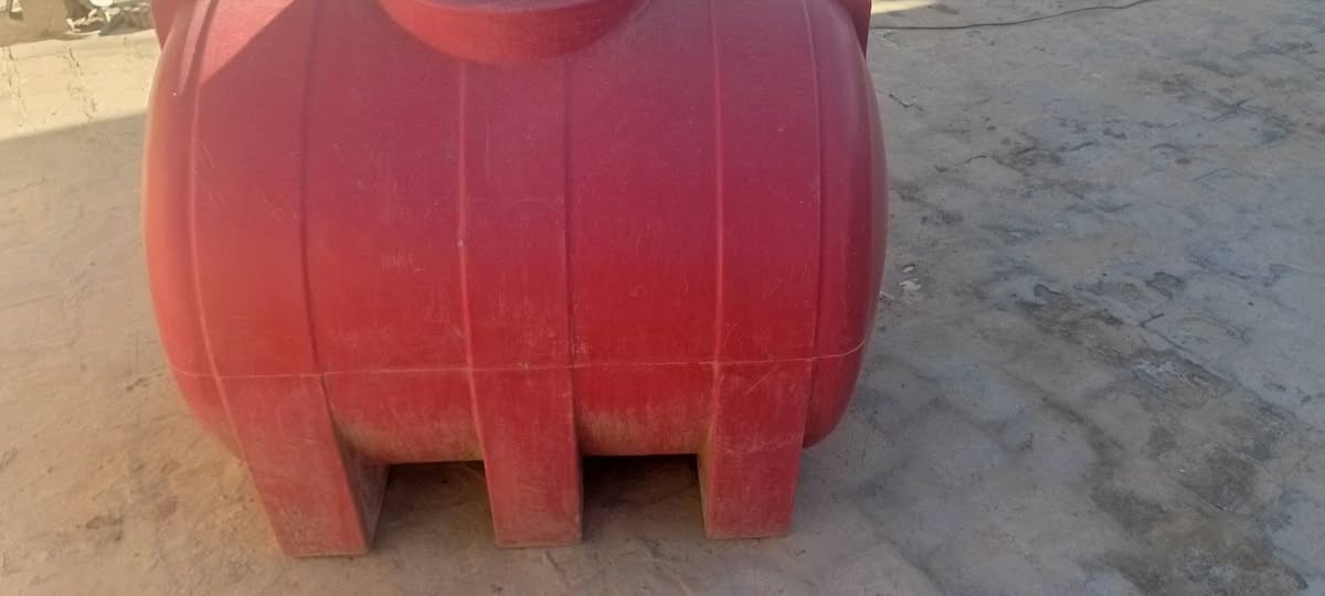 السلام عليكم تانكي بي فتحتين مال نزالين 
للبيع 1000 لتر  عيبه فقط  بس فطر جانبي 3 سانتيمات يم النزال الي بالنازل بالوسط ينلحم بكاوية وكلشي مابي
اصلي ثقيل حيل
قيم واخذ ***********
