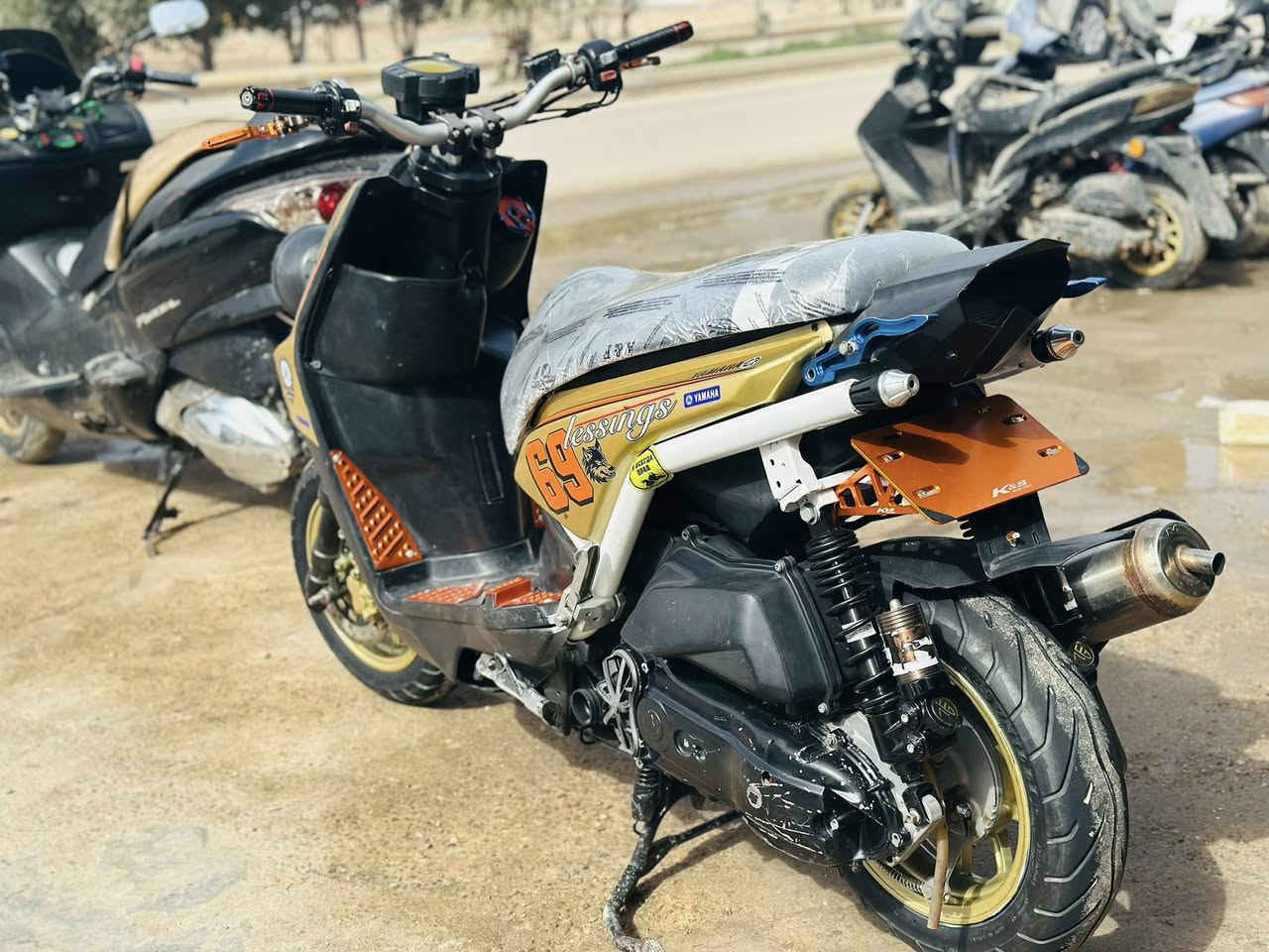 يا لله السلام عليكم سكنز جبلي موديل. 2013  الدراجه بيهة هواي تفاصيل مزوده بس كلهن خارجي وبيهن بلادي واكو اضافه وره ما طلعت من الرمبه المحرك بلاد ومكفول من الفتح ومن اي عيب والمكاتبه موجوده بيش طالعه من الوكيل وصرفت بعد شغلات عليهة مصروف عليهة هوايي دهن ام اس اويل ومحسن كلشي بيهة نضيف واي عيب تاخذ الدراجه بلاش وتروح  عنواني الديوانيه / الدغاره. *********** رايدهه ب1350 وبيهة مجال
