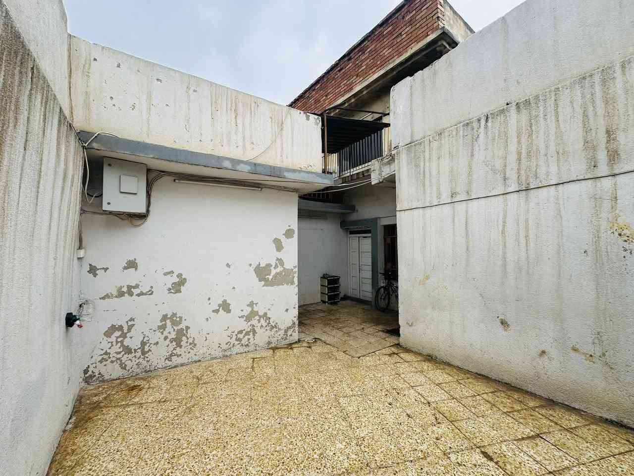 #عروض_مكتب_دعاء_الخير_للعقارات 🏡

للبيع بيت ركن 

يبيع نصف البيت او كامل 

منطقة الكلوات الجانب الايمن 

مساحة 222 متر 

اربع غرف نوم 

هول وستقبال 

صحيات بطابقين  وبيتونه 

للاستفسار  مراجعة المكتب حي الصديق بداية سائدين البحرين 
 او 

الاتصال 📞

***********

***********

***********

***********
