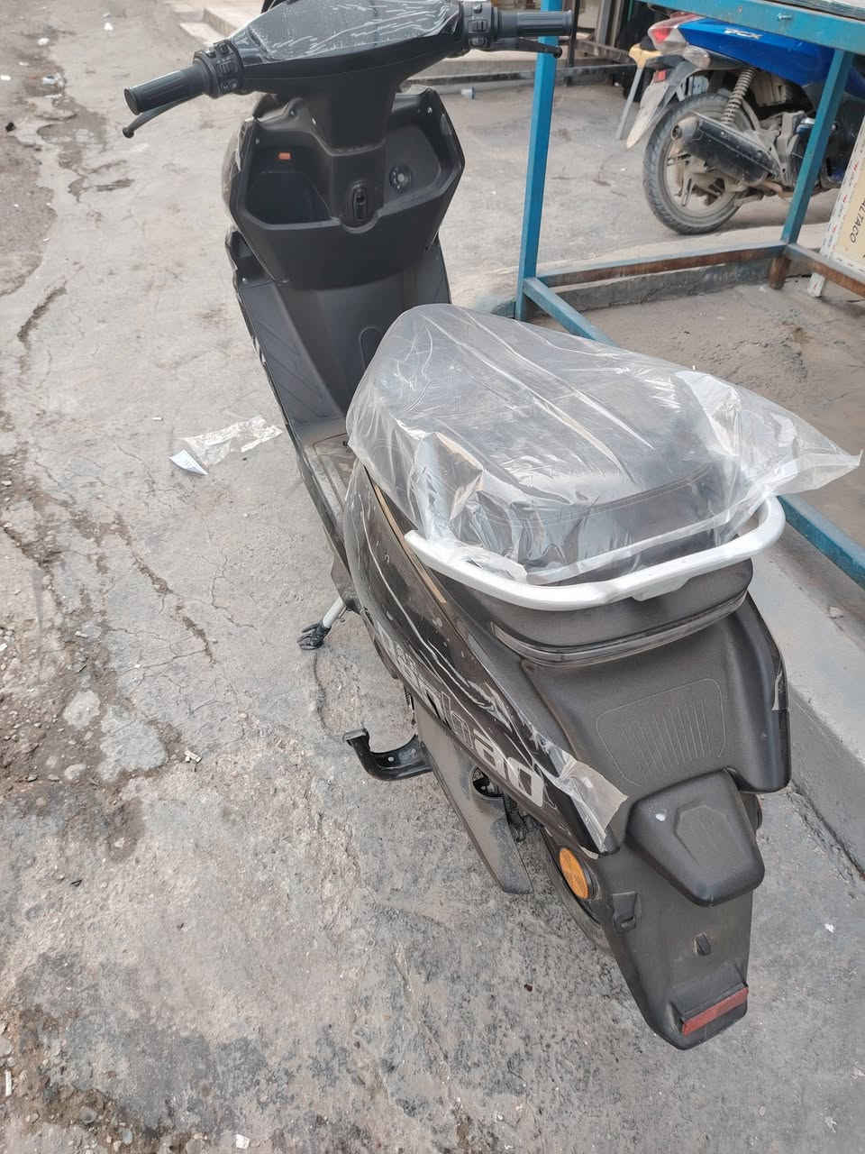 السلام عليكم للبيع دراجه شحن نوع دولفين موديل 2025 جديدة استخدام ٤ اشهر ماشيه ٣٠٠٠
6 بطاريات مسطرة 36 امبير
تمشي 70 كيلو بشحنة الوحدة
ملف 2000
سرعه 95
نضام بك
نضام بارك
شاحن جوال
مكاني بغداد الكرادة
السعر 750 وبيهه مجال
***********
