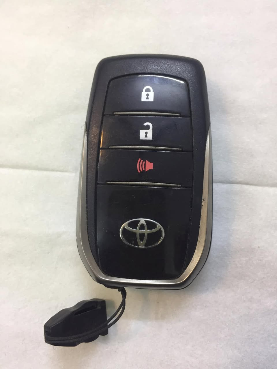 بصمات لاندكروز ٢٠٢٠ و بصمة لاندكروز ٢٠١٥ اصليات للبيع السعر ١٠٠ ألف مع المجال للاتصال *********** بغداد الجديدة
