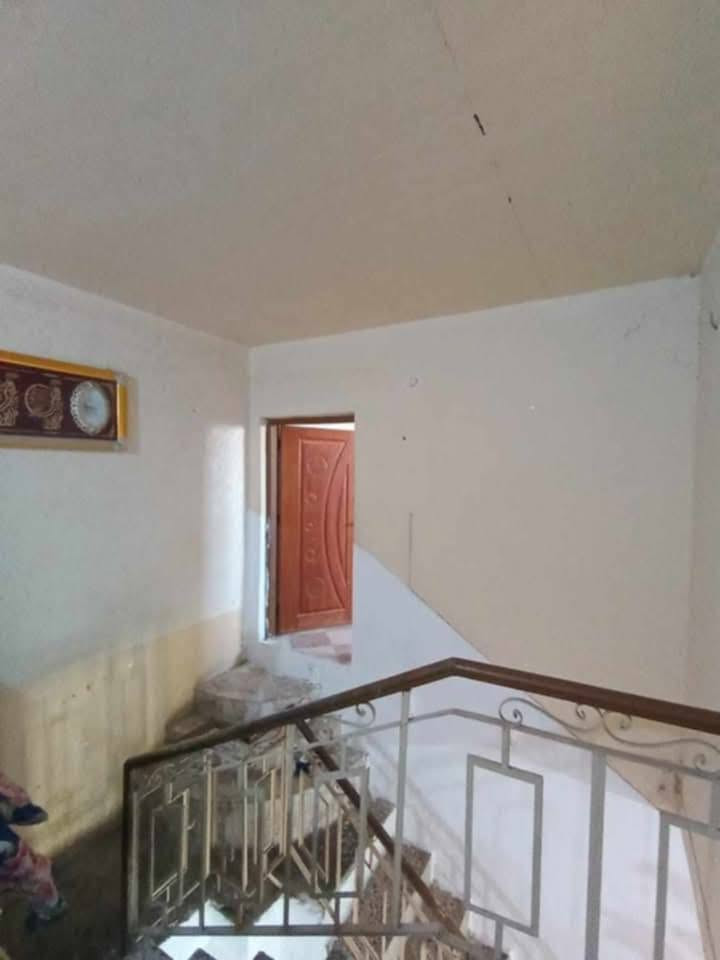 مرحبا عدي بيت للبيع العسكري الصدر الاول مساحته  ٣٠٠وبي مشتمل يحتوي علئ غرفتين وصاله وحمام وغرفة  الضيوف ومطبخ وحمام داخلي وخارجي والطابق الثاني غرفه ماستر وغرفة ثانيه وسطح الاتصالات  علئ الأرقام التأليه *********** سعره ٢٨٠ وبي مجال
