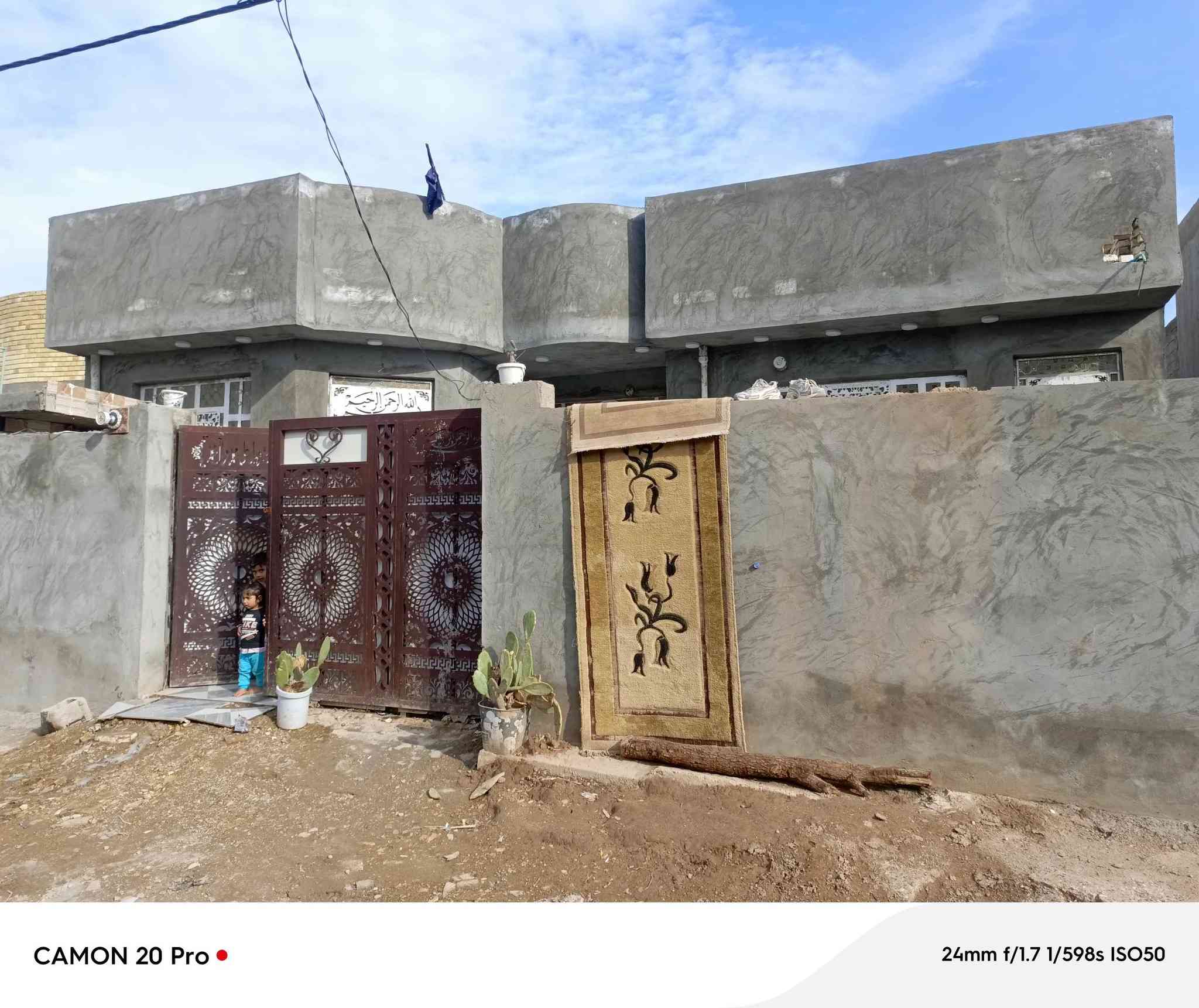 ياالله بيت مساحته 300م منطقت حي المتنبي شارع طلال قريب عشارع العام بناء جديد البيت يحتوي على غرفتين وصاله وستقبال ومطبخ وصحيات خارجيه داخليه بيت كلش حلو ومكان مميز ***********//***********
