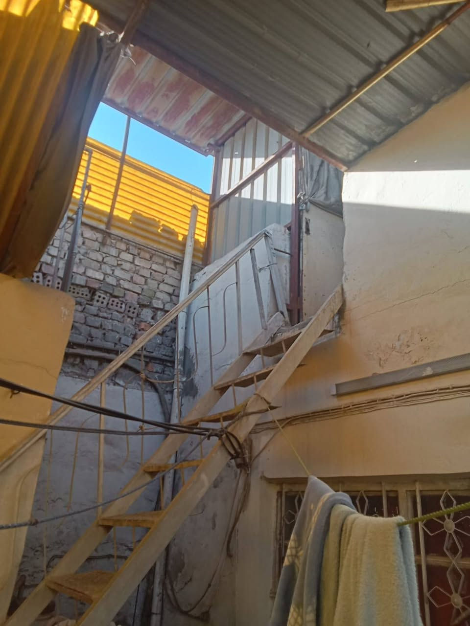 نصف قطعه خلفيه للبيع نظيفة جدا تحتوي أربع غرف اثنين فوك واثنين جوة وصاله مطبخ  وترك وحمام فوك وحمام جوة وغرفه فوك سندويج. مسويه مخزن بقطاع 52 خلف جامع الامام السجاد ع للاستفسار الاتصال بالرقم ***********
