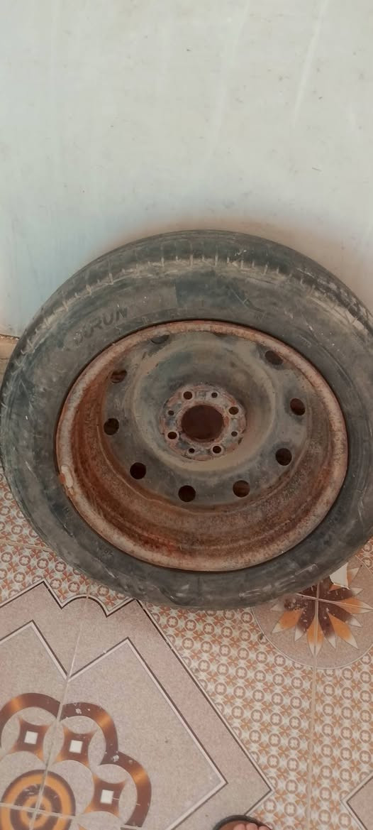 سلام عليكم  تاير سمند سبير للبيع.
السعر. 
30الف وبي مجال


**إذا كنت صاحب هذا الإعلان وتريد حذفه لأي سبب، رجاءا أرسل رسالة إلى الدعم الفني**
