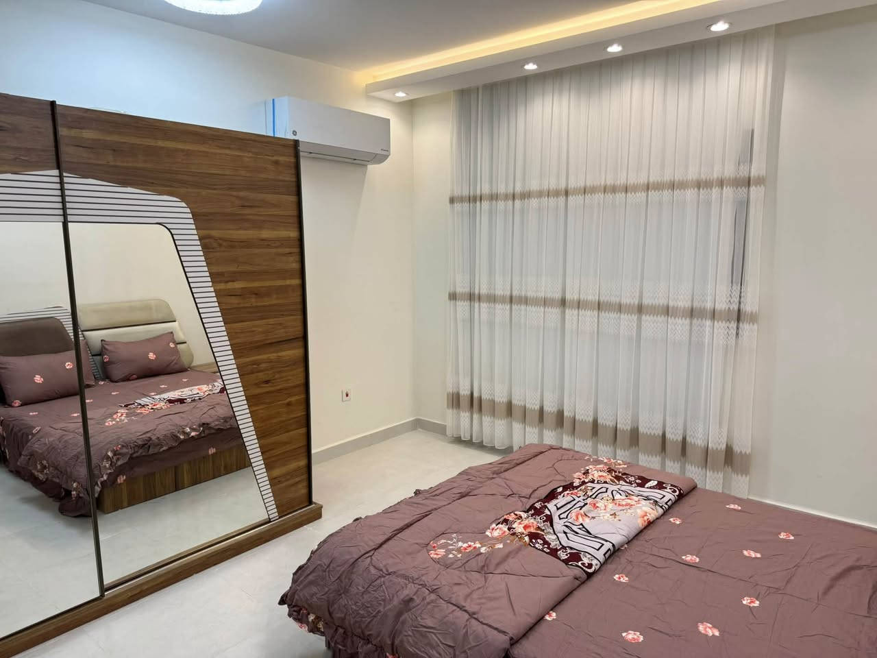 شقة مؤثثة للايجار مجمع دار السلام السكني
مساحة الشقة 207 متر 
طابق اول 
غير مسكونة 
الشقة مجهزة باثاث كامل 
غرف نوم 
تخم صالة + تخم الهول 
مطبخ كامل مع ادوات مطبخ 
ميز طعام
سبالت عدد 5 
تلفزيون 
السعر على الخاص


**إذا كنت صاحب هذا الإعلان وتريد حذفه لأي سبب، رجاءا أرسل رسالة إلى الدعم الفني**