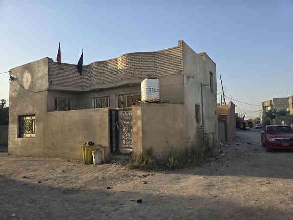 بيت وقف سني بسجل ويتحول المساح البيت ١٠٠متر يحتوي على قرف ديوان ومطبخ ستقبال وحمام ومدخل حمام خرجي ابو خصيب حمدان قريب على شارع حمدان ٢٠متر السعر ٥٣مليون وبي مجال اتصل ***********
