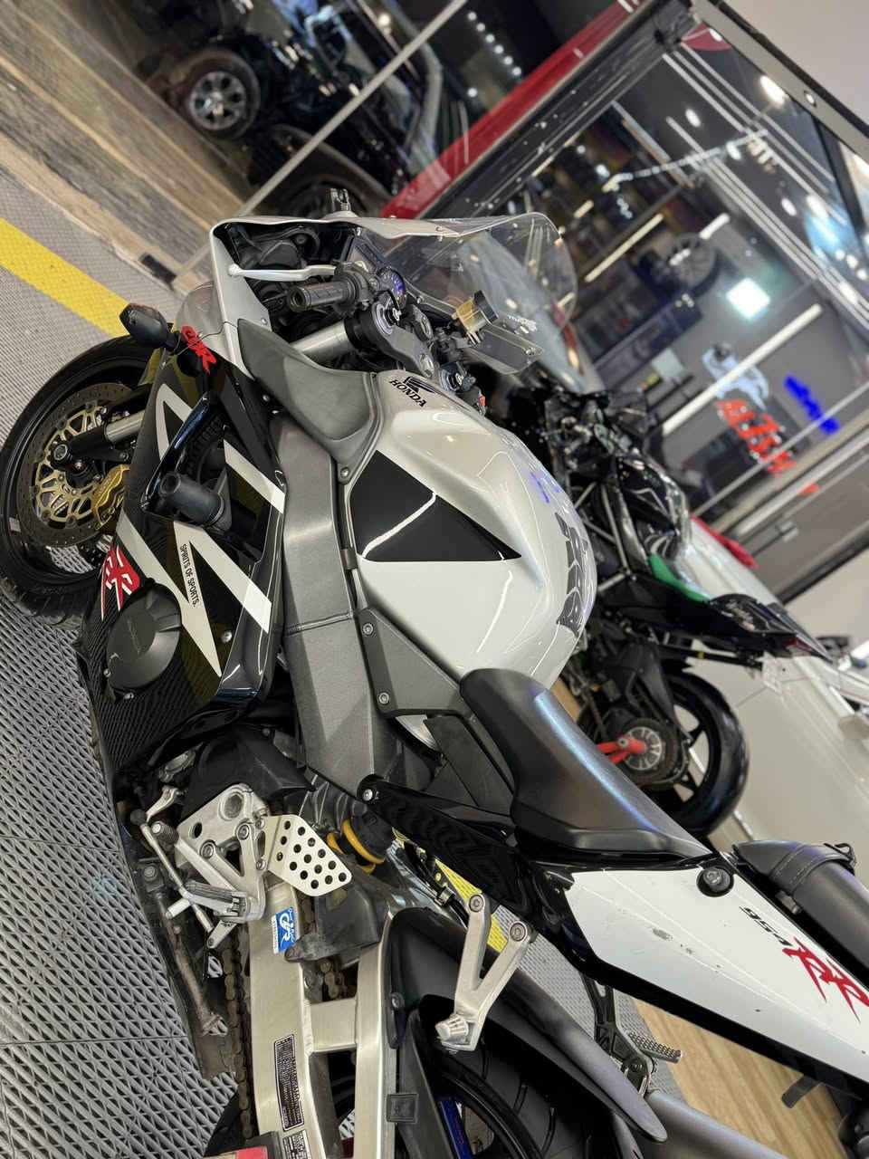 هوندا دفل 954 —،، honda
دراجة نظيفة جداً  صارلهة اقل الشهر نازلة من الرمبة وراعيها

 محافظ عليها، استعمال خفيف وما بيها أي تعب.

المكينة:  صافورة شرط الفحص وكفالة عامة✅

الهيكل: مستقيم وما بيه أي ضربات ✅

النظافة: 100% ✅

الدراجه جاهزة من ناحية كلشي 

دهن جديد بانزين كله محسن ممشتمه العادي 

جاهزة تشغل وتمشي مباشرة… ما تحتاج ولا فلس.

اللي يفتهم بالدراجات يعرف قيمتها  
الدراجه نضيفة بمعنى الكلمه ومكفوله كفاله عامة ✅🏅

المكان: (اليرموك اربع شوارع )

— خاص أو اتصال.

***********
