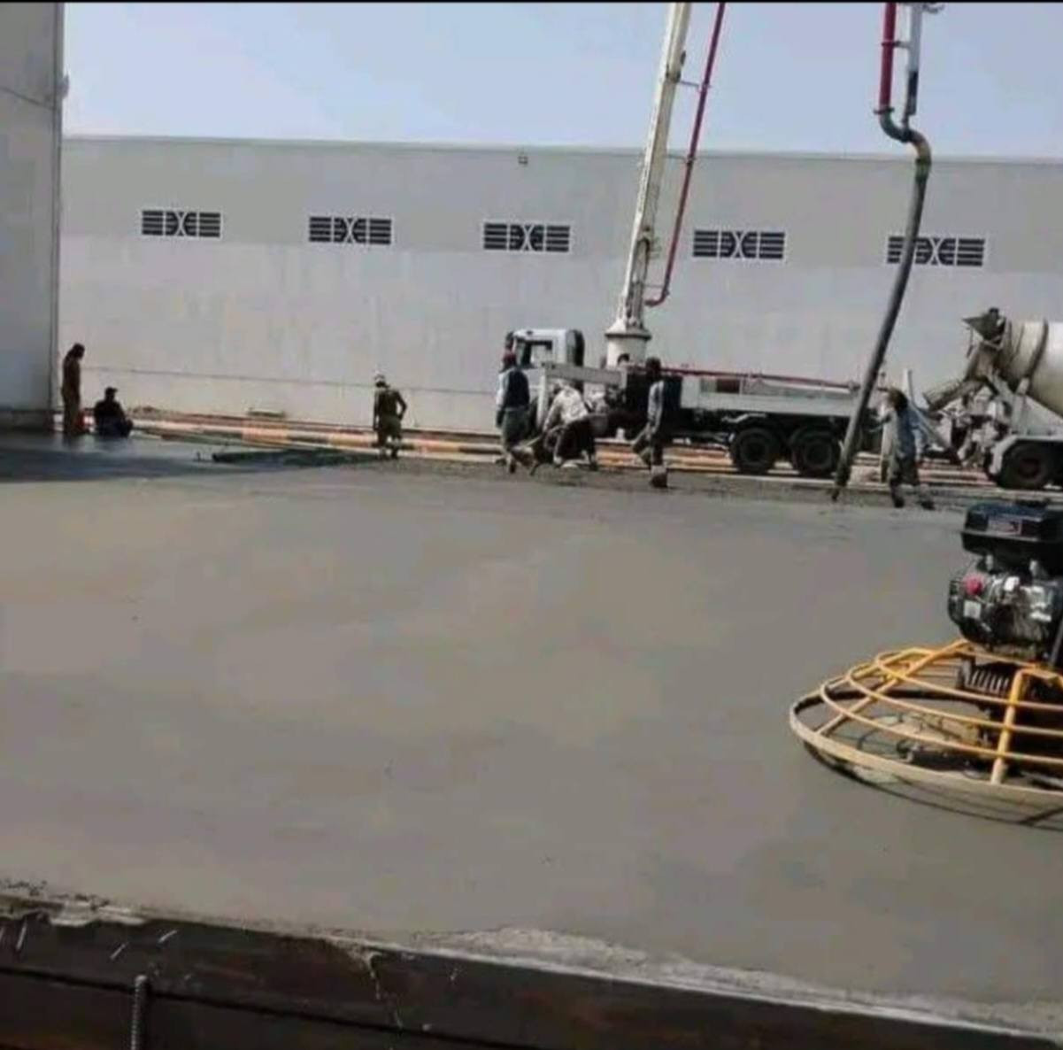 من الخرسانة الخام.. إلى أرضية كالمرايا ! 💎
لا نكتفي بمجرد "صب "، نحن نعاملها كقطعة فنية. نوفر لك خدمة الصب والسقل (الهليكوبتر) بأحدث المعدات لضمان أرضية:
​مستوية تماماً (Zero level).
​صلابة عالية تقاوم التآكل والوزن.
​لمعة ونعومة تسهل عليك التنظيف وتدوم لسنوات.
​🛠️ دقة في المواعيد.. وجودة تفوق التوقعات.
التواصل واتساب *********** فقط
