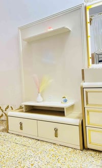 ميز بلازما جديد السعر ١٥٠ وبي مجال بسيط المكان بغداد 07705069049