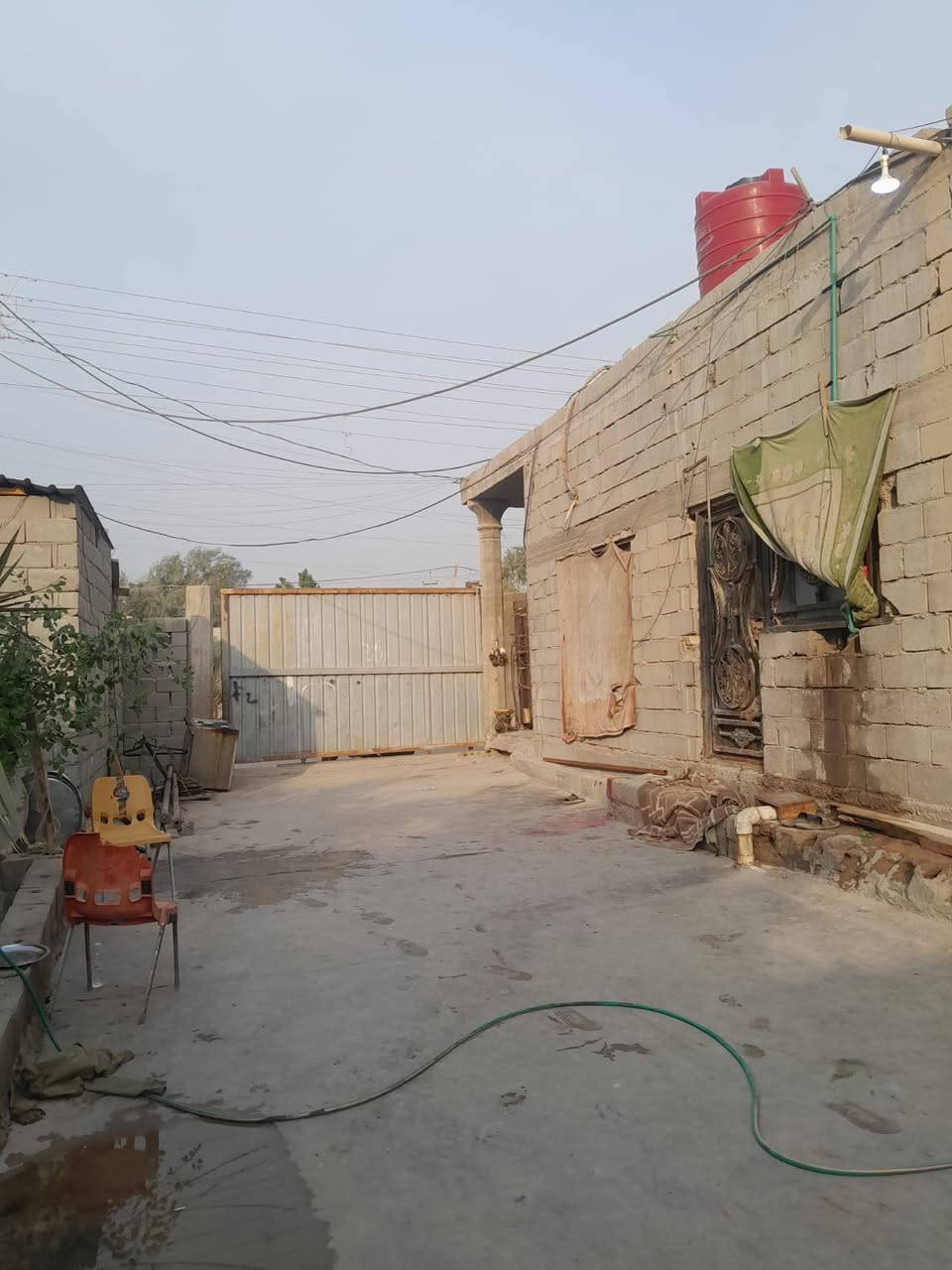 السلام عليكم 
بستان يحتوي عل 3 ابيوت للبيع طابو صرف مساحه 1665 في ابو الخصيب باب طويل  كل بيت مساحه 150م والبستان عل نهر ويحتوي 2 حديقه سعره 310  اي استفسار اتصال او واتساب *********** البصرة, العراق
