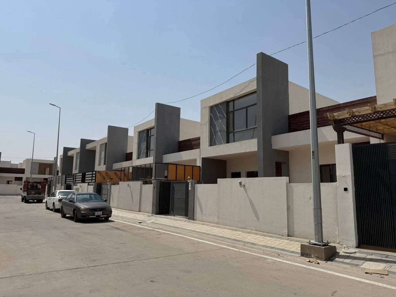 اغتنم الفرصة ولا تضيعها بيت في مجمع اللؤلؤة فئة عائلي جاهز للسكن مرفوع للمصرف العقاري الواصل ٦٤ والسعر الكلي ١٢٠ يباع بالتقسيط اوالنقد تطلوعة مناسبة جوة السوك للاستفسار أكثر الاتصال على الرقم *********** النجف, العراق
