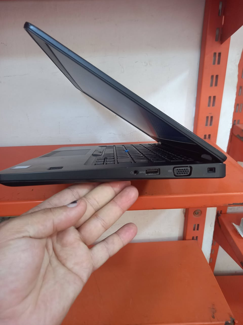 لابتوب دل dell 
الجيل السابع . 
المعالج كور اي 5 الجيل 7
الهارد    256 ssd 
الرام 8.  ddr4 
كارت الشاشة  4  شير 
حجم الشاشة  14 
الشاحنة اصلية 
يحتوي على منفذ تايب سي للشحن او نقل البيانات
نظام التشغيل ويندوز 10 عربي انكليزي 
الملحقات شاحنة وجنطة 
السعر  215
***********
***********
يوجد توصيل

متوفر 
تتوفر مجموعة لابتوبات بأسعار مناسبة ومواصفات
