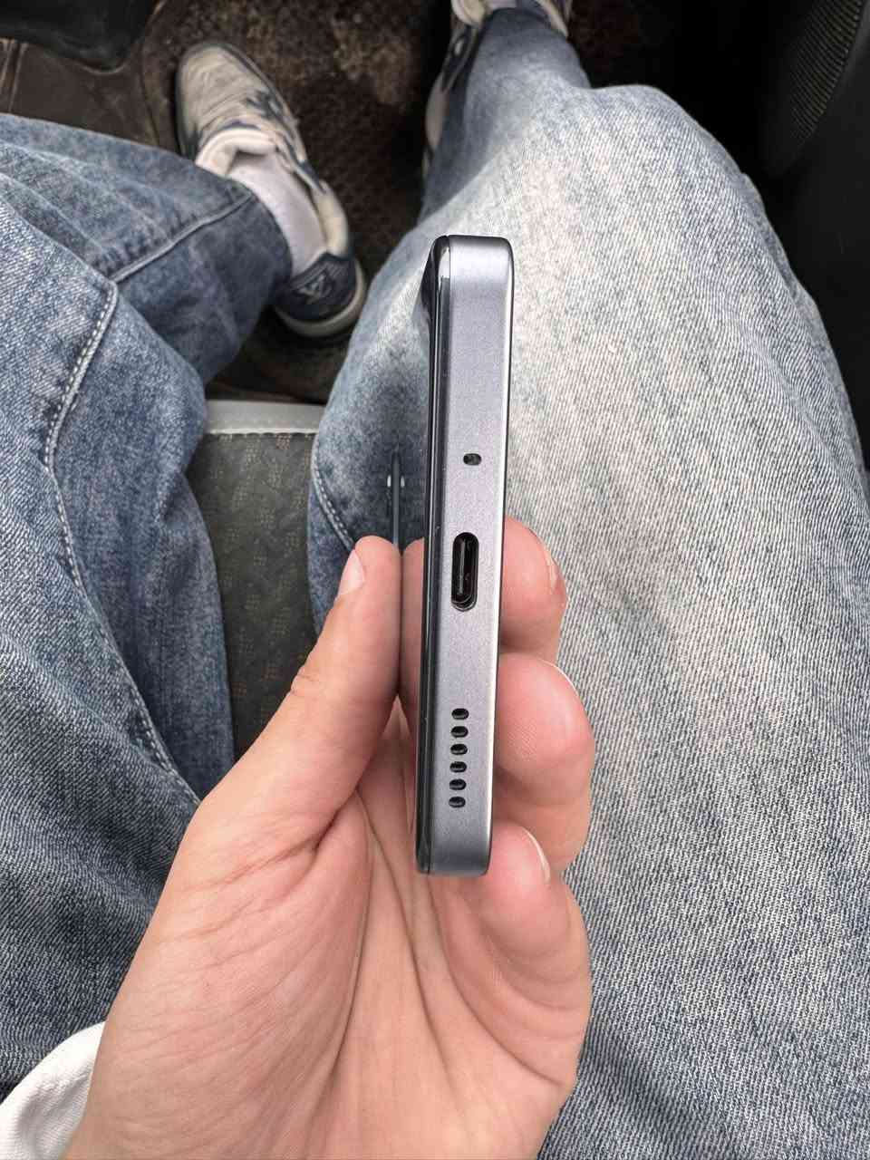 📱 للبيع: Tecno Pova 6 Pro 5G (بوفا 6 برو)
السلام عليكم عيوني  هذا الوحش للبيع، شتريته قبل سبوعين و هسه توازيت على فلوس الجهاز كلش نضيف حته ممستعمله  الجهاز غني عن التعريف خاصة للألعاب والأداء القوي.

• النظافة: الجهاز مثل الورد، نظيف جداً واستخدام حشمة (مثل ما موضح بالصورة).

• المواصفات: * ذاكرة: 256 جيجا.

• رام: 12+12 جيجا (يعني يطير بالألعاب).

• البطارية: ضخمة 6000 ملي أمبير وتدعم الشحن السريع 70 واط (تشحن بلمحة عين).

• الشاشة: AMOLED بتردد 120 هرتز، ألوانها تجنن وسلسة.

• التصميم: يتميز بالإضاءة الخلفية (Mecha Design) اللي تنطي شكل كلش مميز بالليل.

الملحقات: كارتونة وكامل ملحقاته الأصلية وياه.

السعر: 250الف بي مجال بسيط للشراي الطيب

المكان: الغزاليه - الكاضميه

للاستفسار أو الشراء، راسلني خاص أو اتصل على الرقم: ***********
