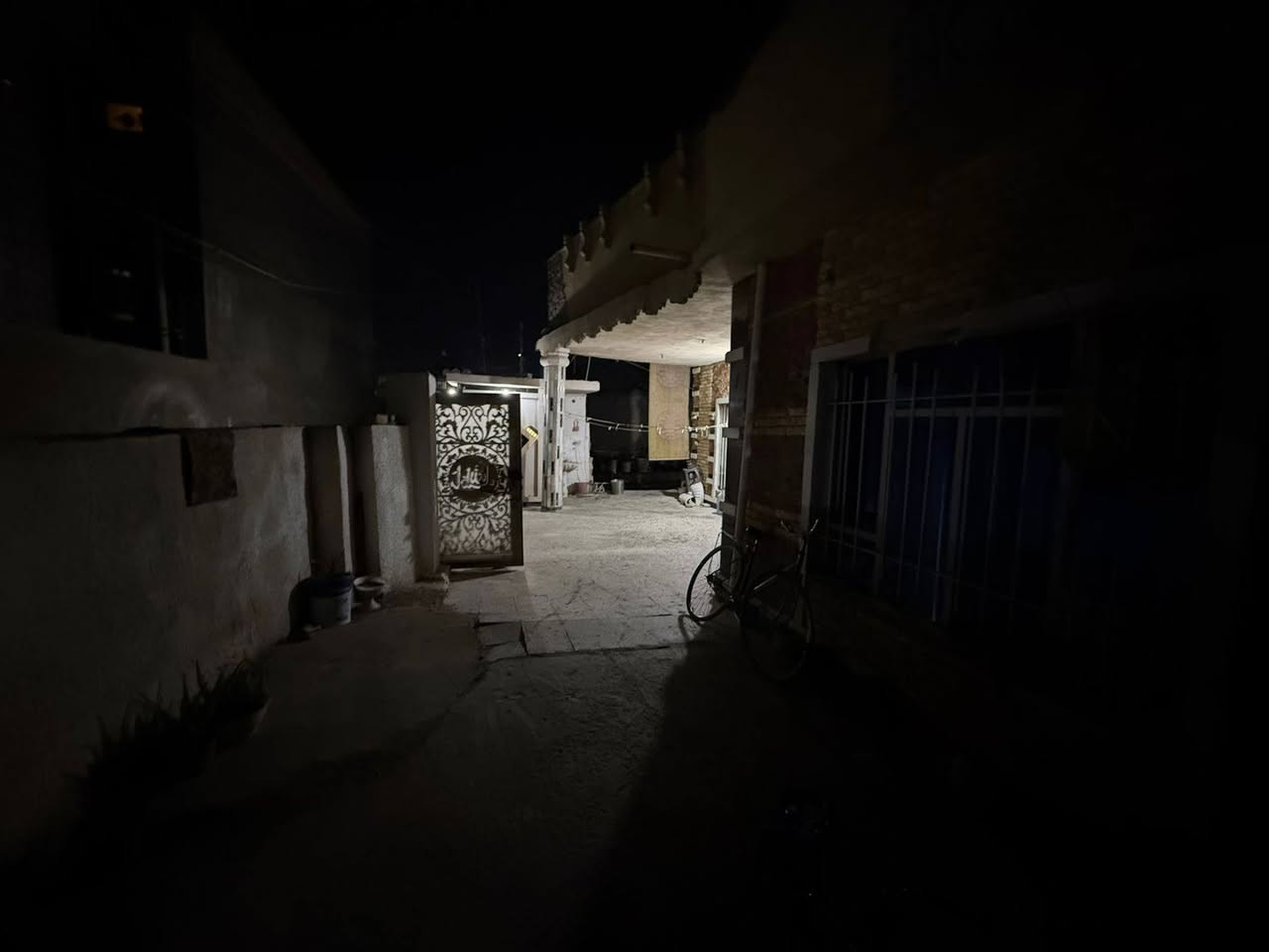 سلام عليكم
دار للبيع  الدوره هوررجب شارع البدخيل 
مساحه 300م
واجه 17 ونزل 15 خدمات كامله ماي كهرباء تبليط 
قرب المدارس والسوك المستوصف تواصل 
رقم ***********
