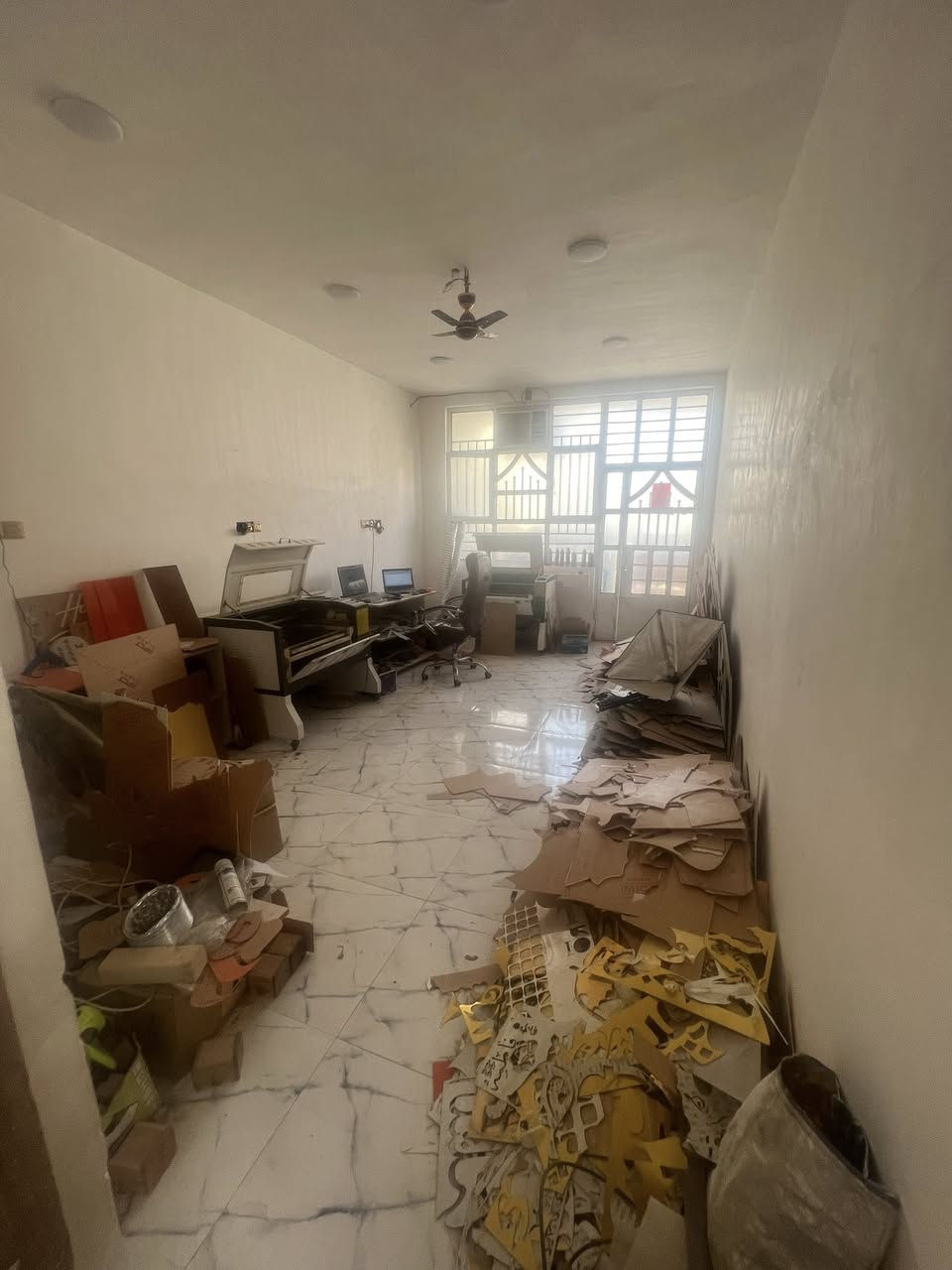 بيت سكني للبيع في بغداد – مدينة الصدر.
الموقع: مدينة الصدر، الكيارة (البيت داخل اول فرع في قطاع 68، بلوك رقم 1 خلف محطة تعبئة وقود قطاع 68 الحكومية).
المساحة الإجمالية: 144 متر مربع (الواجهة: 8 متر، النزال: 18 متر).
نوع السند: طابو ملك صرف (باسم مالك العقار مباشرة).
طبيعة وعمر البناء: بناء حديث جداً (سنة 2025)، الارضية رفت 50 سم البناء بالطابوق السقوف مسلح السطح كامل شتايجر، الستارة ملبوخة بالكامل من الداخل.

المواصفات والخدمات الفنية والتبريد:

الكهرباء: تأسيس بواري دفن، وتسليك وايرات سعودي (قياس 2.5 ملم و 6 ملم).

الماء والسباكة: بواري دفن على الطريقة الحديثة (نظام بطارية)، بواري الماء النازل قياس 2 إنج، تانكيات ماء عدد 2 (سعة كل تانكي 1000 لتر)، وكل حمام يحتوي على (شاور + بانيو + مغسلة + تواليت غربي).

نظام التبريد والسبالت: * الغرف الخلفية: تأسيس بواري دفن مخصصة للسبالت (يدخل منها أنابيب التبريد) مع تأسيس بواري فضلات المياه لتصريفها نحو المنور.

الغرف الأمامية بالطابق الثاني والاستقبال: مجهزة بنظام مكيفات (المكيفات موجودة ومتوفرة مع البيت).

اللبخ والإنهاءات: الحمامات مغلفة بالسيراميك بالكامل، باقي البيت لبخ إسمنت بالكامل (حتى السقوف) ومباشرة فوق الإسمنت بياض بورق.
ارضية البيت بالكامل بورسلين 60x60 سم
الدرج باية ومراية بورسلين محجر درج خشب

المناور: يحتوي البيت على مناور عدد 2 (بقياس 1.5 متر × 1 متر).

تفاصيل وتقسيم الطوابق والقياسات بالدقة:

الاستقبال: غُرفة استقبال كبيرة بقياس (6 متر × 3.60 متر).

المطبخ: بقياس (3 متر × 3.60 متر).

الصالة والدرج: صالة داخلية بالطابق الأول بقياس (4 متر × 5 متر) وبداخلها الدرج، والطابق الثاني يحتوي أيضاً على صالة بنفس القياس (4 متر × 5 متر).

غرف النوم (المجموع 6 غرف):

عدد 4 غرف نوم بقياس (3.60 متر × 5 متر).

عدد 2 غرف نوم بقياس (6 متر × 3.60 متر).

الحمامات (المجموع 3 حمامات):

حمامات داخلية عدد 2 بقياس (3 متر × 2 متر).

حمام وتواليت خارجي مشترك عدد 1 بقياس (2 متر × 1 متر).

السطح والبيتونة: بيتونة كبيرة بقياس (8 متر × 4 متر) قاصمة البيت إلى سطحين.

الملحقات الخارجية: كراج سيارة كبير بقياس دقيق (5.75 متر × 3.60 متر).

السعر الإجمالي: 300 مليون دينار عراقي.
رقم التواصل: ***********.
