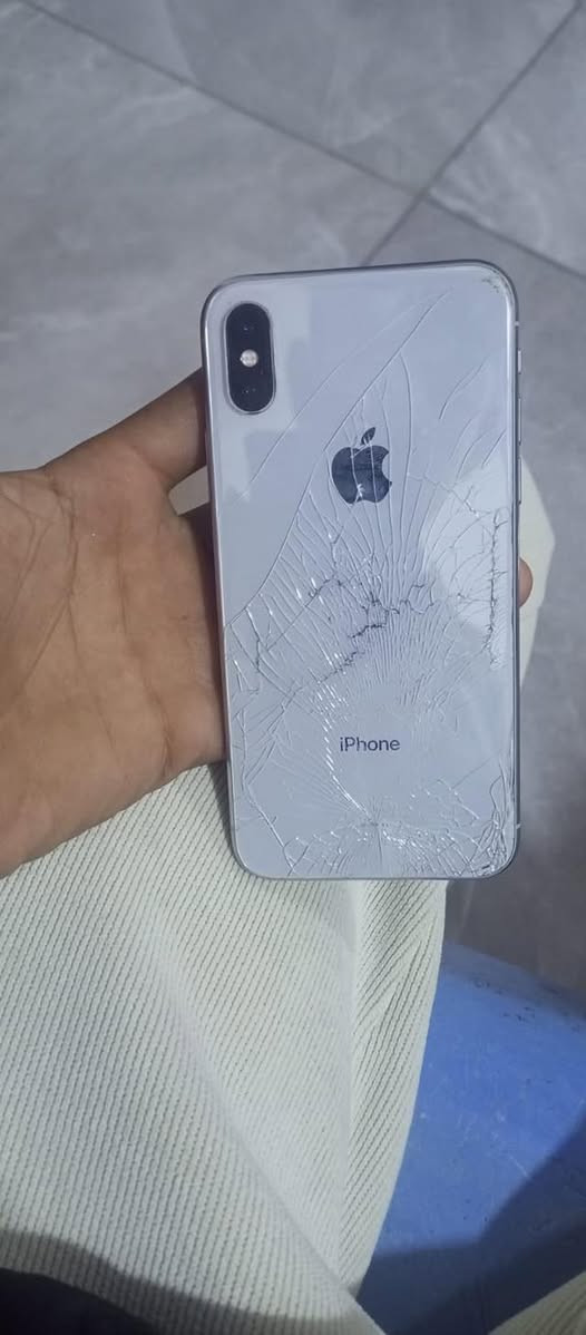 مبايل xrالبيع كله شغال بس ضهر مكسور سعر 175 رقم المبايل *********** بي واتساب
