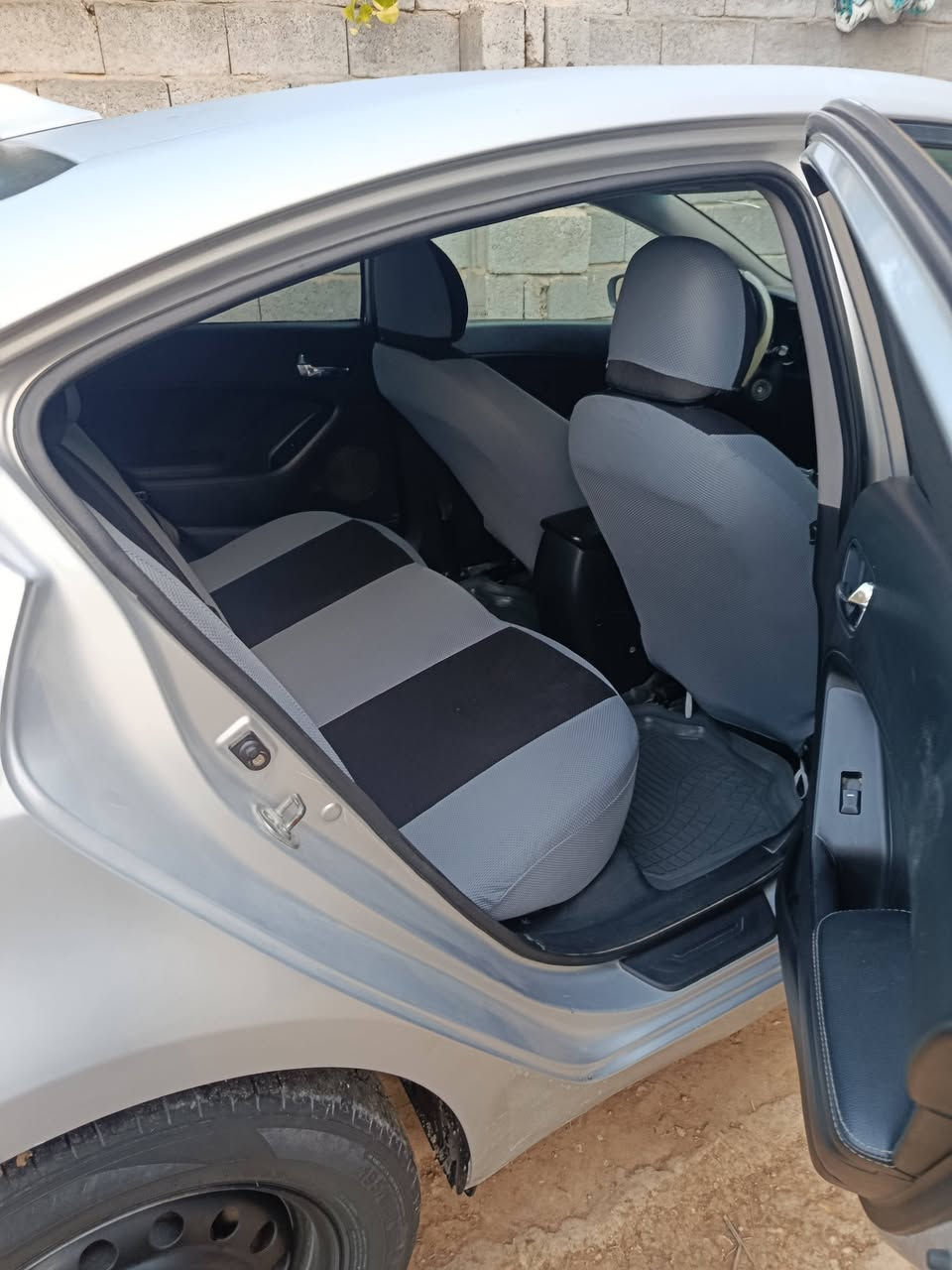 كيا فورتي ٢٠١٦ وارد امريكي .مكينه ٢٠٠٠دوش بدون صبغ ليبل واحد فقط قبق الجنطه بارد رقم كربلاء . جاهزه مكينه مامفتوحه . كير. حداديه .تبريد . كلهه جاهزه . السعر ١١٦$ مكان السياره كربلاء . للاتصال. ***********٥
