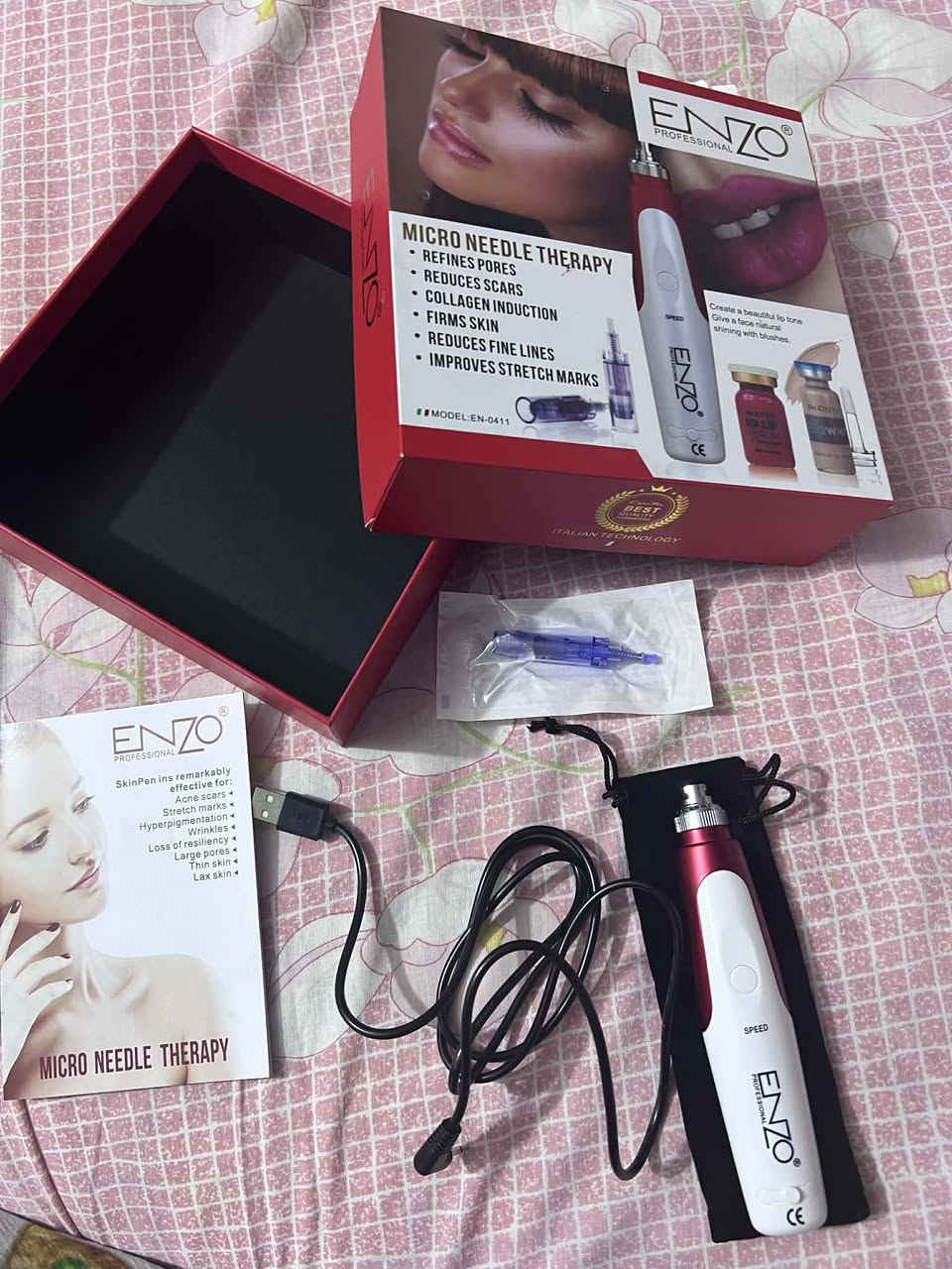 الديرما بن (Dermapen) هو جهاز تجميلي حديث يشبه القلم، يحتوي على إبر دقيقة معقمة تعمل على وخز الجلد (Microneedling) لتحفيز إنتاج الكولاجين والإيلاستين الطبيعي. يُستخدم لعلاج ندبات حب الشباب، التجاعيد، المسام الواسعة، علامات التمدد، وتجديد نضارة البشرة بشكل غير جراحي، آمن، ونتائج فعالة علاج ندبات حب الشباب: فعالة في تقليل آثار الحفر والندبات الناتجة عن حب الشباب.
شد الجلد وتحسين المرونة: يحفز الكولاجين لتقليل الخطوط الدقيقة والتجاعيد، وشد الترهلات.
تصغير المسام: يساعد في تصغير المسام الواسعة.
علاج التصبغات والبقع: يعمل على توحيد لون البشرة وعلاج البقع الداكنة.
علامات التمدد (Stretch Marks): فعال في علاج الخطوط البيضاء والحمراء في الجسم.
نضارة البشرة: يُستخدم لترطيب البشرة وزيادة إشراقها، خاصة عند دمجه مع الميزوثيرابي.
علاج مشاكل الشعر: يمكن استخدامه لتحفيز نمو الشعر وعلاج العلبة. جديد غير مستخدم سعره ٢٠


**إذا كنت صاحب هذا الإعلان وتريد حذفه لأي سبب، رجاءا أرسل رسالة إلى الدعم الفني**