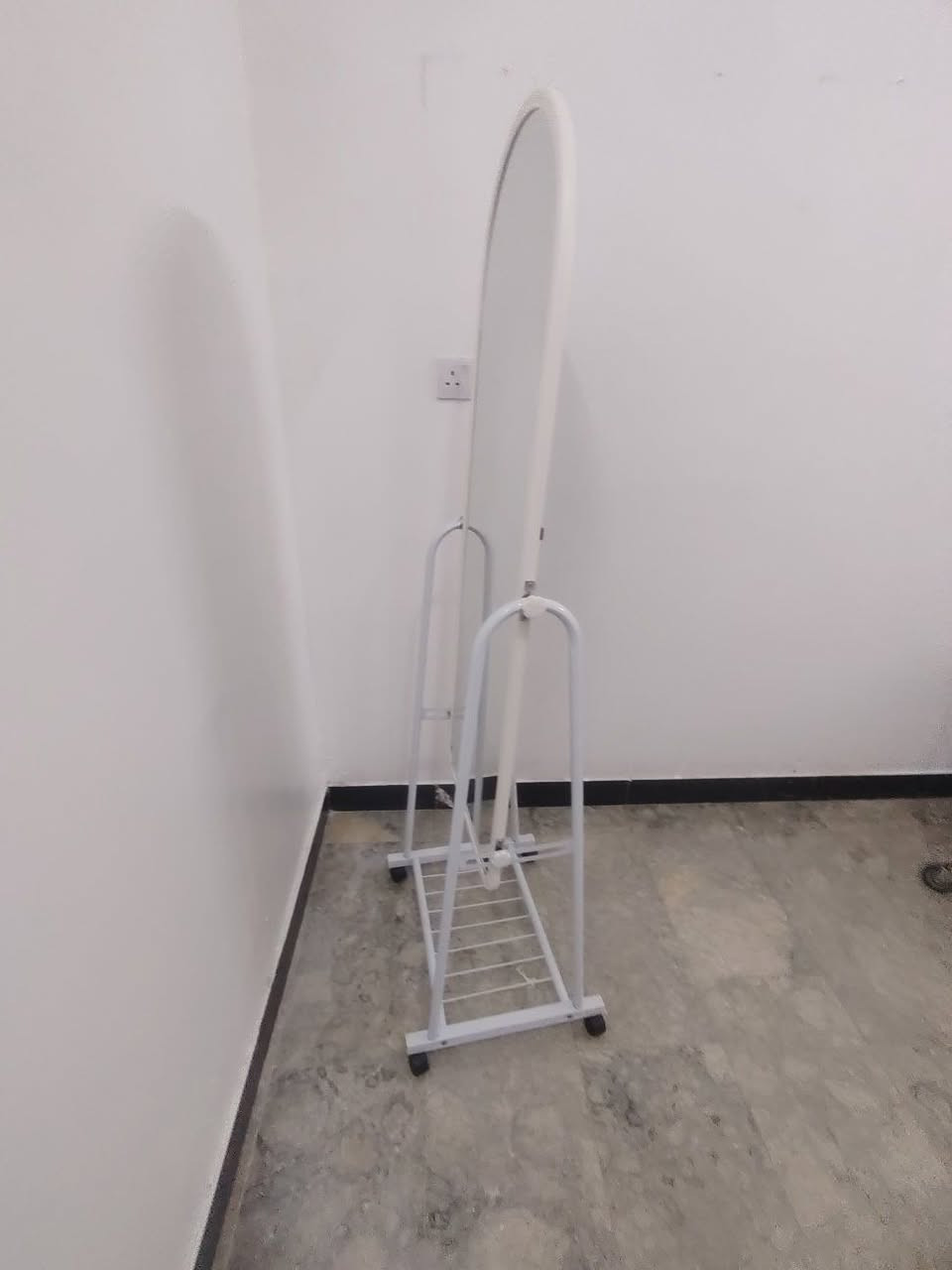 تتوفر ضوء فحص طبي ومرآة للبيع عنواني السيدية 
للتواصل***********
