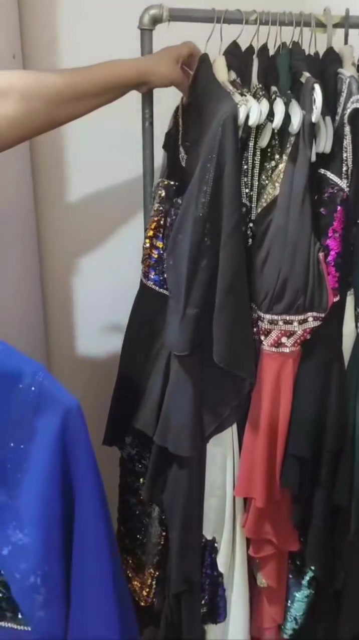 مرحبا بنات حبيباتي هذني فساتين جديده لابو محل  كان يبيع الوا على ٢٠ صار عنده ضرف مرضي وسافر الله يلطف بحاله ويريد يبيعهم الي عنده مصلحه او محل ويريد ياخذهم على السعر الي بالكم بس لاتبخسون الناس حلالهم الي يريدهم يراسلني خاص


**إذا كنت صاحب هذا الإعلان وتريد حذفه لأي سبب، رجاءا أرسل رسالة إلى الدعم الفني**