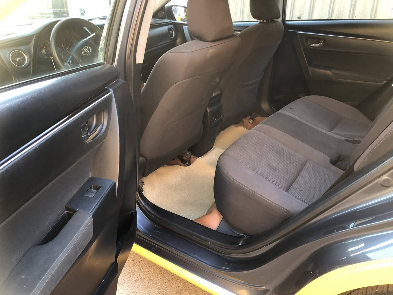 من رخصة الادمن كورلا صفراء للبيع موديل 2018 وارد امريكي حادث اقل الشبر الحاملغ الخلفي من الاسف فقط الجه اليسرئ البجم كبس السياره مكفوله كفاله عامه عدئ الحادث شوفتها احلا من الصوره حداديه عامه كبر مكينه وتبريد ثلج والتراب البصره مصفره غرامات وهيا شرط التحويل ثاني يوم السعر 150ورقه بيه مجال حق الجيه رقم الهاتف ***********
