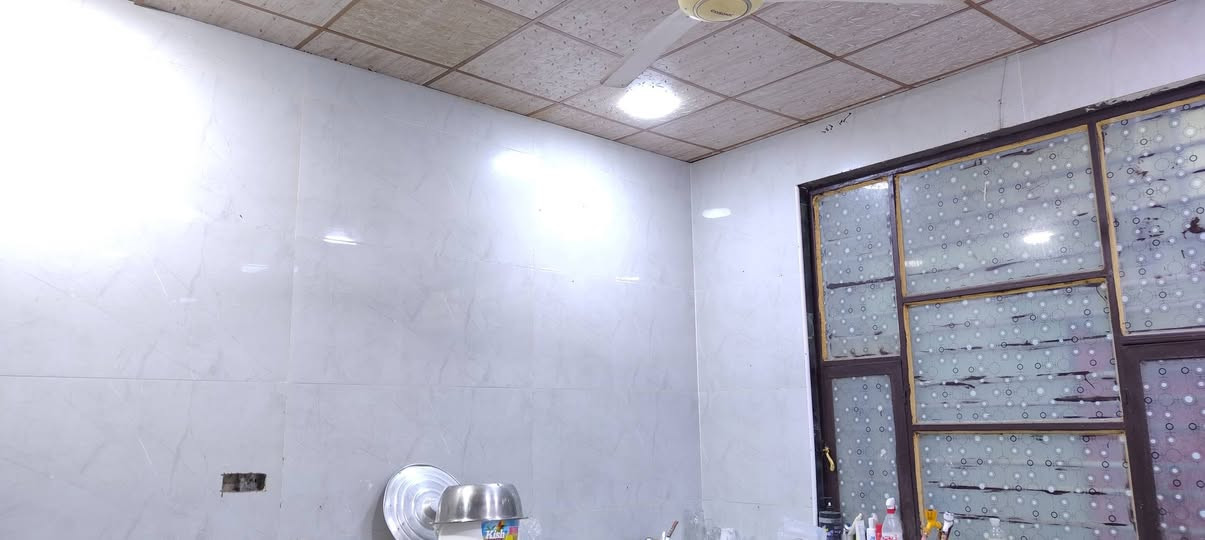 سلام عليكم دار للبيع المساحه 300متر   عرض الشارع 10متر العنوان حي الجوادين النزله الثانيه قرب مكتب البدري  مقابيل الاسكان الصناعي يحتوي المنزل ع استقبال 8×4وصالتين الاصاله الولى 6×6
الصاله الثانيه 6×9 ويحتوي ع ثلاث غرف نوم غرفتين    5ونص×4ونص وغرفه 4×4ونص ايضا مطبخ 4×4
اضافه الى 3مناور وحمامين  داخلي وحمام خارجي  البناء حديث2024 للتواصل ***********
