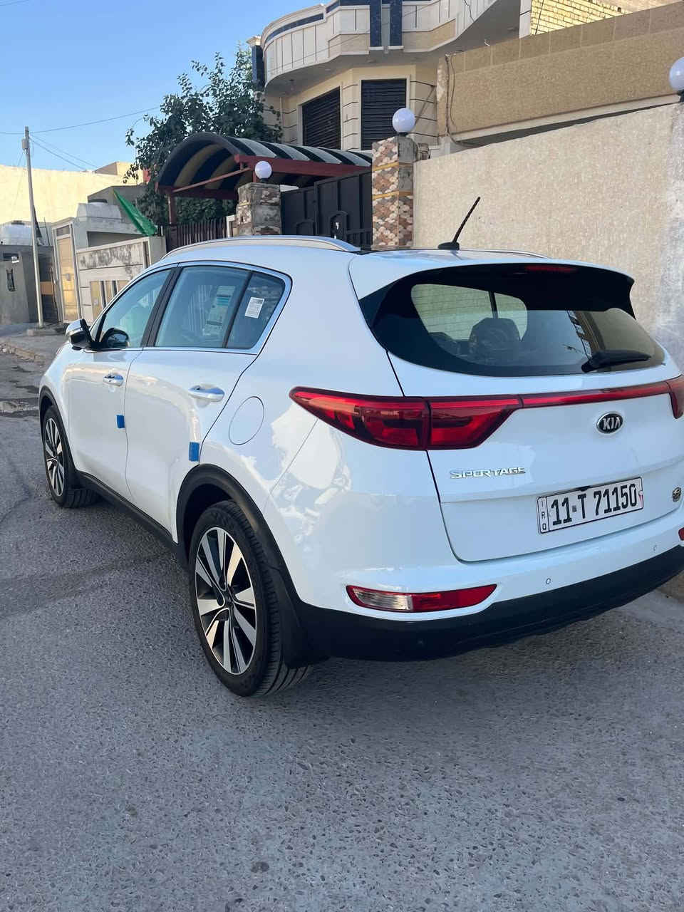 سلام عليكم شباب
سبورتج موديل 2018 خليجي 

فول مواصفات عدا لكراسي مو كهرباء

ماشيه 101 كيلو 

محرك 2000 دوش 

محرك كير تبريد كفاله 

بيها باب سايق صبغ فقط 

الباقي كفاله عامه 

مكان بغداد المدائن 
او كم ساره صبح 

سعر 170 
للاتصال 
***********
