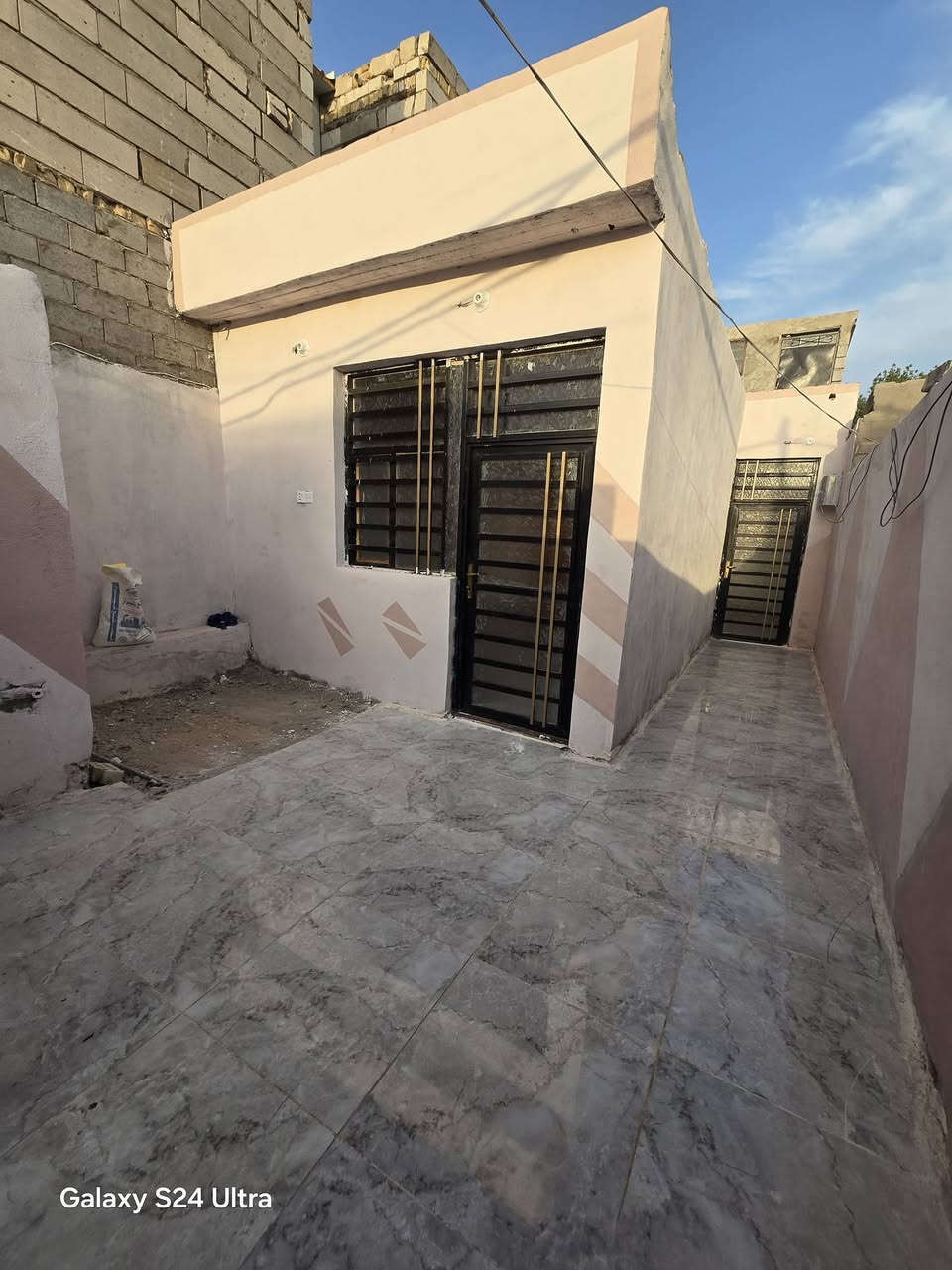 بيت لبيع بشارع المطار الجديد المساحه ١٠٠متر كونكريت مسلح البناء طابوك يحتوي على غرفه وصاله ومطبخ وستقبال ومكشوفه وصحيات وطارمه السعر ٤٥ وبي مجال للستفسار ***********مكتب بركات ام البنين قرب مثلجات سنبله البيت جديدتستلم مفتاح مباشر
