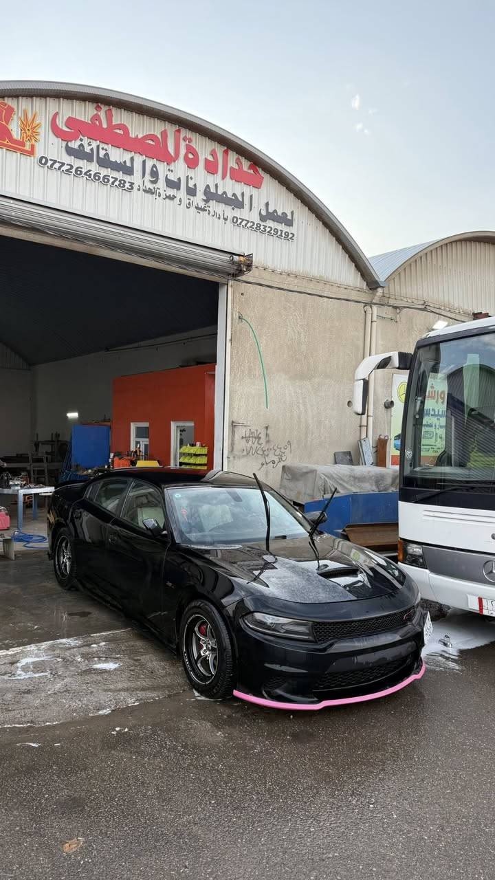 السلام عليكم
جارجر 2015 
وارد كندي 
رقم بغداد بأسمي
مكينة 6 سلندر/3600
تو ويل 
ضربته جاملغ الايمن وحافه البنيد وجاملغ الايسر 
وبيهه مكانين صغار صبغ
راسلني وادزلك سونار 
سيارة جاهزه من تخم تاير وتبريد و ويلات ويلد حجم 18 
بصرة دور الضباط
***********
