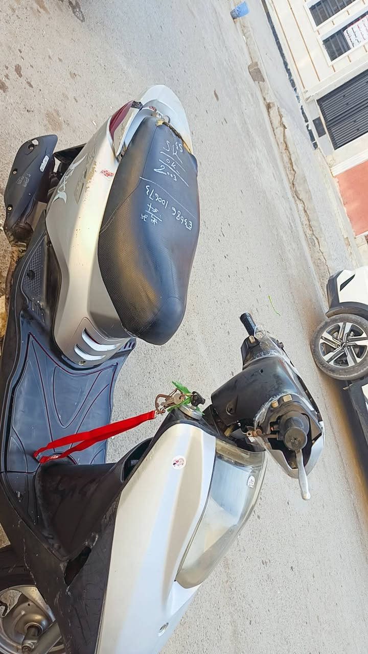 سلام عليكم دراجة بريز دراجة وكالة دراجة رمبة كهرباءيات كلهة شغالة سلف وهندر مكينة على وضع الوكالة مملعوب بيهة دراجة حولة ونضيفة نقص بس استاند تعليك وليط مال كفر الفوك البجم طاكات هاهية الباقي كلة كامل وشغال دراجة الله شاهد حلوة ونضيفة 
الرقم. ***********
السعر.  650 وشوفك بيهة انشالله
