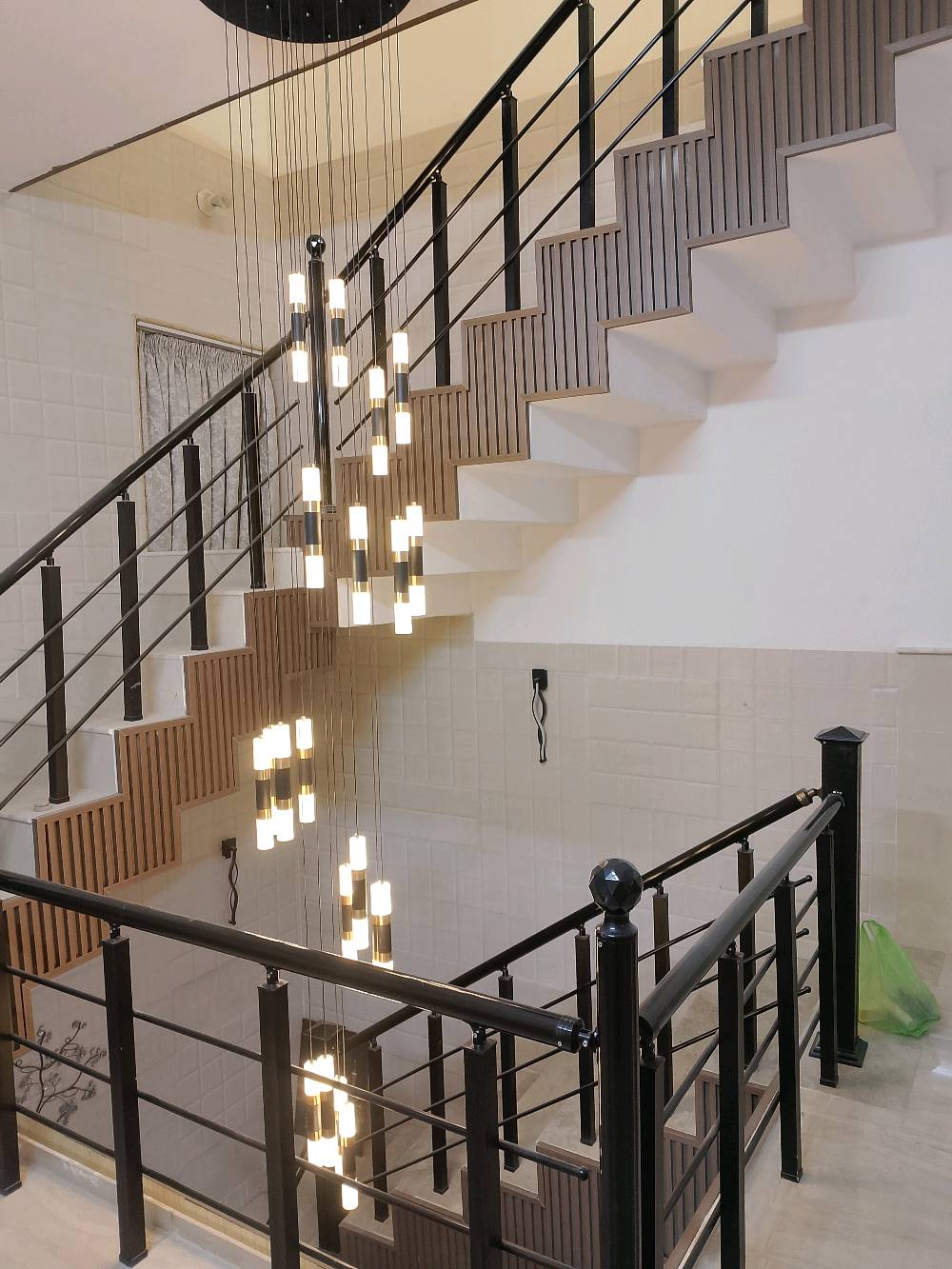 ثريا إرتفاع 4 متر
تحتوي على 18 مصباح لد جديد
أخت الجديدة نضافه  💯/💯
