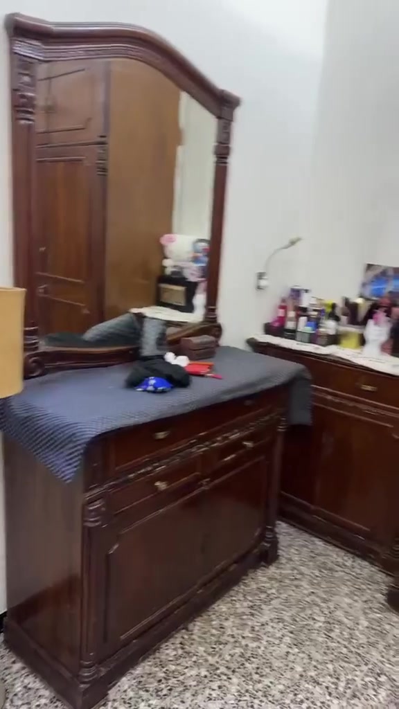 السلام عليكم غرفة نفر زان مثل ما موضحة بالصورة خشب جداً راقي واكمة بيها اضرار بسيطة مثل صبغ واكع وبس 
متكونة من 4 قطع 
سعرها 450 
مكان بغداد اكو توصيل


**إذا كنت صاحب هذا الإعلان وتريد حذفه لأي سبب، رجاءا أرسل رسالة إلى الدعم الفني**