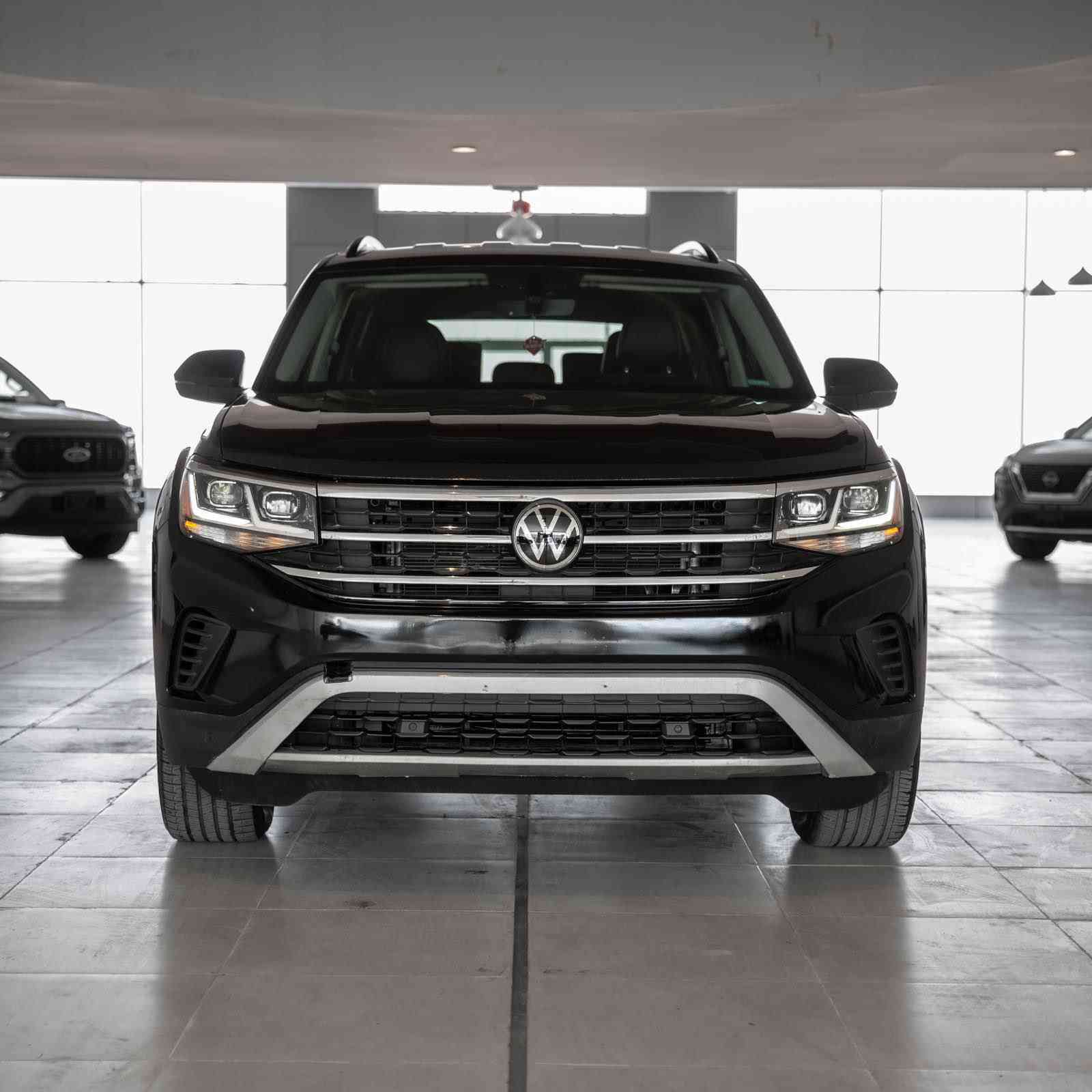 سڵاوتان لێبێت 
Volkswagn atlas 2023 v6 se
سەیارەکە ٣١،٠٠٠ مایڵ ڕۆشتووە و بێ بۆیاخە ڕەقەم کاتیە گێڕ و مەکینەی بەشەرت سەیارەیەکی زۆر جوان و تازەیە هەموو گیانی بەشەرت 
مواصفات:

١. بزوێنەر و گێڕ (Engine & Performance)
• بزوێنەر: 6 پستۆن (V6) بە قەبارەی 3.6 لیتر (سروشتی، بێ تۆربۆ - Atmospheric).
• هێزی بزوێنەر: 276 ئەسپ (Horsepower).
• زەبر (Torque): 361 نیوتن-مەتر.
• گێڕ: 8 خێرایی ئۆتۆماتیک (Tiptronic) لەگەڵ ئەگەری گۆڕینی دەستی.
• سیستەمی پاڵنەر: بە شێوەیەکی گشتی یان پاڵنەری پێشەوەیە (FWD)
• توانای ڕاکێشان (Towing Capacity): دەگاتە نزیکەی 2,268 کیلۆگرام (5,000 lbs).
٢. مواسەفاتە دەرەکییەکان (Exterior Features)
• لایتەکان: لایتی پێشەوە و دواوە بە تەواوی LED، لەگەڵ سیستەمی داگیرسانی ئۆتۆماتیکی لایتی بەرز و نزم.
• ویلەکان: ویلی ئەلەمنیۆم بە قەبارەی 18 ئینج یان 20 ئینج (بەپێی پاکێجی SEەکە).
• جام و ئاوێنەکان: ئاوێنەکان کارەبایین و سیستەمی گەرمکەرەوەیان (Heated Mirrors) هەیە، لەگەڵ جامی تاریکی دواوەی شەریکە.
• سندوق: سندوقی دواوەی کارەباییە (Power Liftgate) کە لە ڕێگەی سویچ یان دوگمەوە دەکرێتەوە.
٣. مواسەفاتە ناوخۆییەکان و ئارامی (Interior & Comfort)
• کوشنەکان: 3 ڕیز کوشن (شەو حەوت سەرنشینە)، کوشنی پێشەوە کارەباییە و سیستەمی گەرمکەرەوەی (Heated Seats) هەیە. پێستی کوشنەکان لە جۆری V-Tex (پێستی دەستکردی کوالیتی بەرزە).
• سپلیت و فێنککەرەوە: سیستەمی سپلیتی ئۆتۆماتیکی سێ ناوچەیی (Climatronic)، کە ڕێگە بە سەرنشینانی دواوەش دەدات پلەی گەرمی خۆیان کۆنتڕۆڵ بکەن.
• شاشە و مۆڵتیمیدیا:
• شاشەی سەرەکی بە قەبارەی 8 ئینج کە سیستەمی Apple CarPlay و Android Auto بە وایەر و بێ وایەر پشتگیری دەکات.
• شاشەی پشت سوکان (Digital Cockpit) کە دیجیتاڵییە و زانیارییەکانی لێخوڕین پیشان دەدات.
• شەحن: چەندین پۆرتی USB-C بۆ ڕیزی پێشەوە و دواوە، لەگەڵ سیستەمی شەحنی بێوایەر (Wireless Charging).
٤. سیستەمی سەلامەتی و یارمەتیدەری شۆفێر (Safety & IQ.DRIVE)
نرخ:٢٨٧ وەرەقە و کەمێک مەجال
ژمارەی مۆبایل:***********
WhatsApp&Viber✅ السليمانية, العراق
