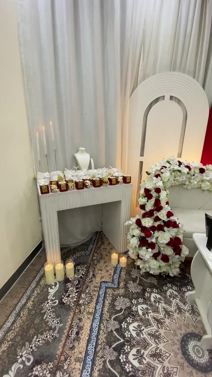 كوشة جديدة ونظيفة و راقية وتصير اكثر من تصميم
كاملة مع نواعمها 
ورد ثلاث اشكال
ستاند كيك
ستاند الذهب
والقند 
ومراية و بقية تفاصيل بالصور

كلفتني مليون ابيعها ب550 قفل وشراية على خاص

مكاني بغداد وماعندي توصيل


**إذا كنت صاحب هذا الإعلان وتريد حذفه لأي سبب، رجاءا أرسل رسالة إلى الدعم الفني**