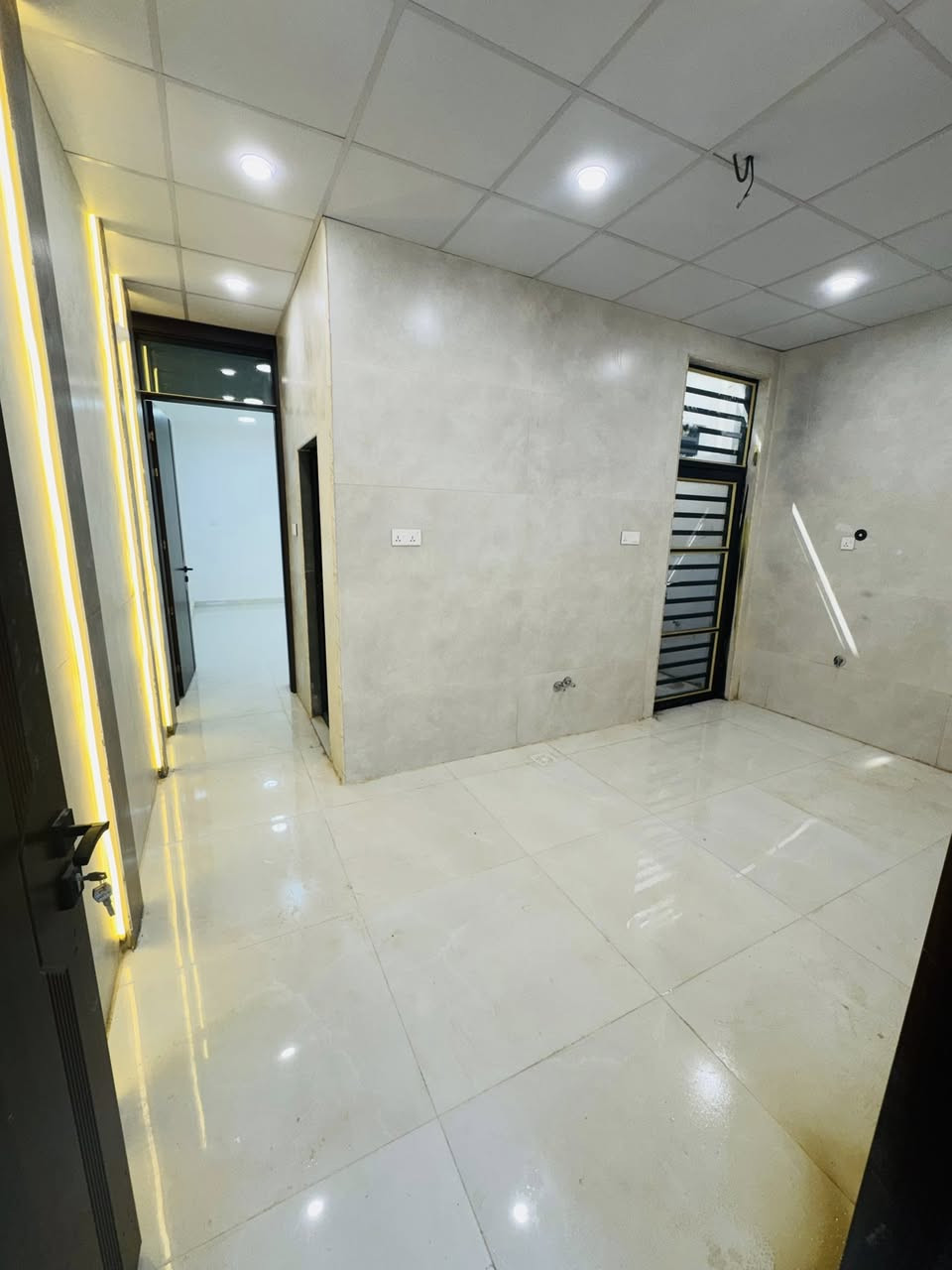 🏡 دار للبيع – النجف / مجمع ليوسف
📐 مساحة:100متر

📜 طابو سند حر – طابق ونص

🔸 المحتويات:

• غرفتين 🛏️

• صالة 🛋️

• مطبخ 🍽️

• استقبال 👥

• صحيات عدد 3 🚿

• شغل مال جناي ✔️

💰 السعر: 130 وبِيه مجال

لتبليط ومجاري

📞 للاتصال أو واتساب: ***********
