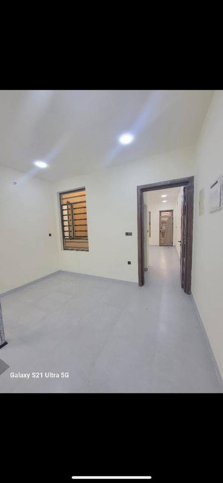 السلام عليكم عقار للبيع طابو ملك صرف
مساحة 90 م

3 غوف نوم الطابق الاول غرفه 

الطابابق الثاني غرفتين (وحده سويت)

مناور عدد2 

مطبخ حار وبارد 

حمامات 3 مع واحد خارجي

العنوان الدورة شارع 60 خلف مكتب النائبه وحده 

الجميلي مباشر

متوفر واتس اب ***********
