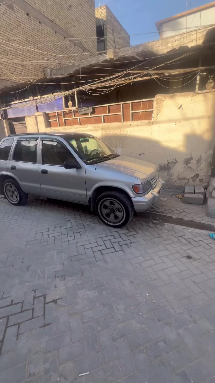 سبورتج موديل 1997
اني مستوردها ب2003 والسيارة واكفه بالباب 
من اميركا ماشية 45 الف وعندي مشت 50 الف 
كفالة مكينة گير كشرها 
السيارة جداً نظيفة وعليها ادامة كاملة ما يحتاجلها اي شي 
شرط تجي تشوفها واضحة بالفديو 

سعرها 68 ورقة وبيهه مجال بسيط 
شرط التحويل 
للتواصل رقم : ‭0773 721 3101‬
