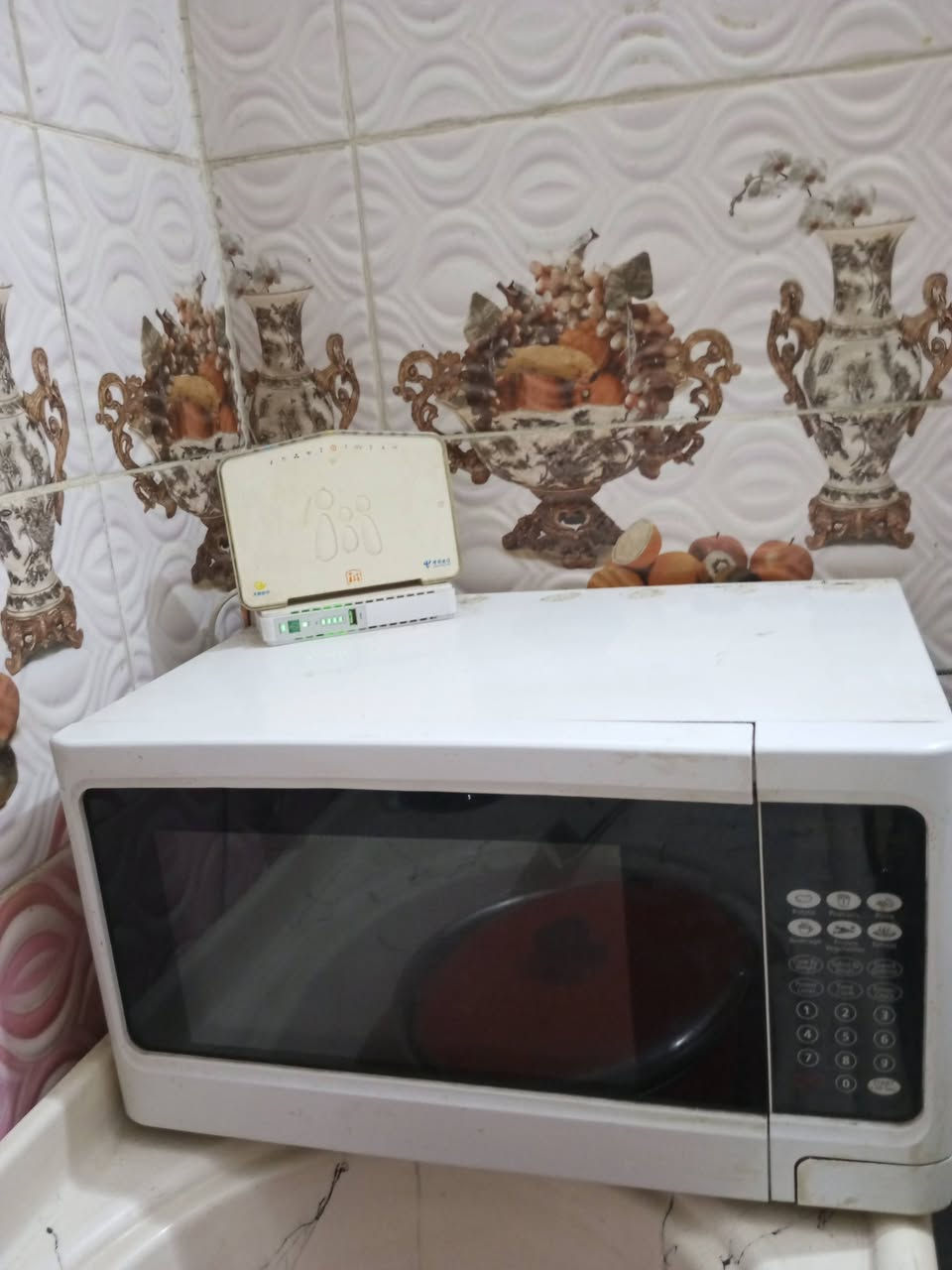 السلام عليكم ميز طعام جام 4كراسي سعر 150الف مبرده كنفيره سعر 60 الف اوفن طعام ب 55 الف كلهم نضاف رقم الهاتف *********** المكان الزعفرانيه
